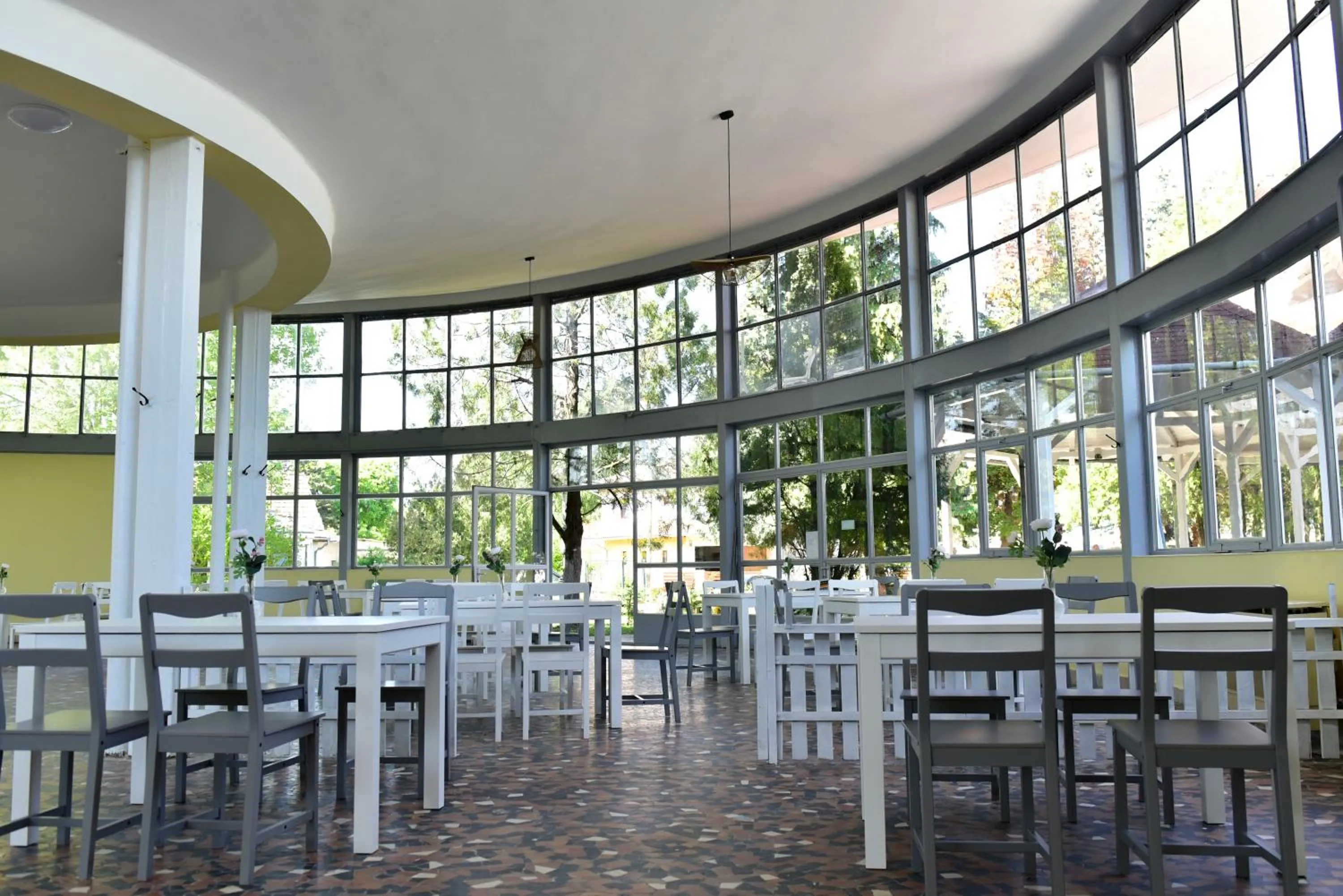 Restaurant/places to eat in Zama Hotel