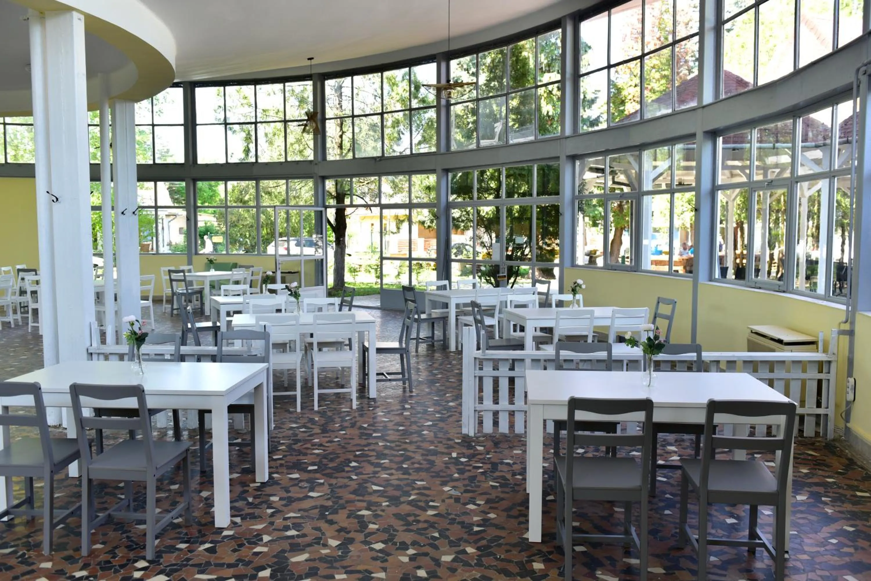 Restaurant/places to eat in Zama Hotel