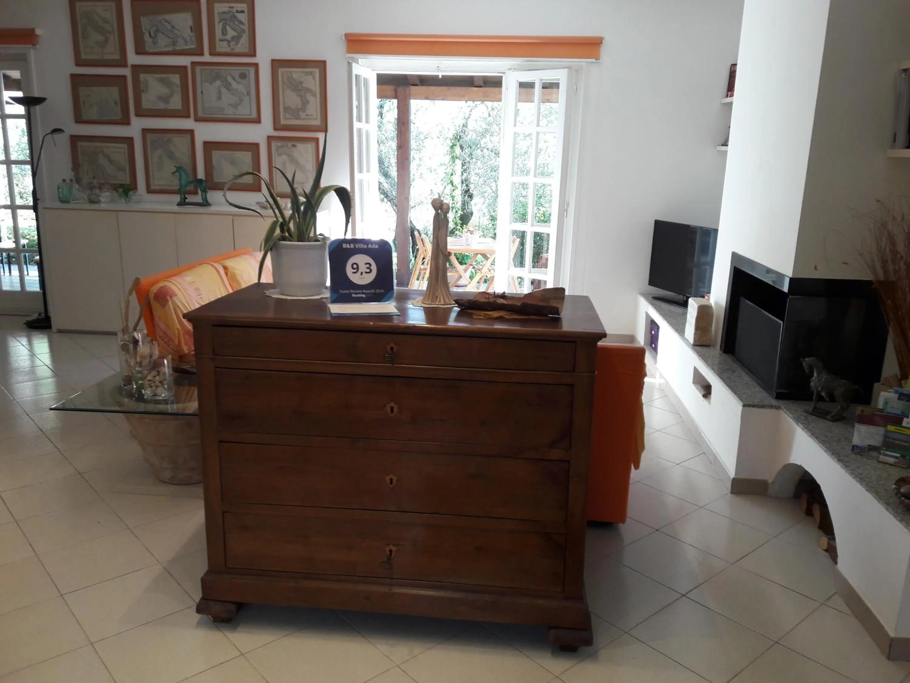 Communal lounge/ TV room in B&B Villa Ada