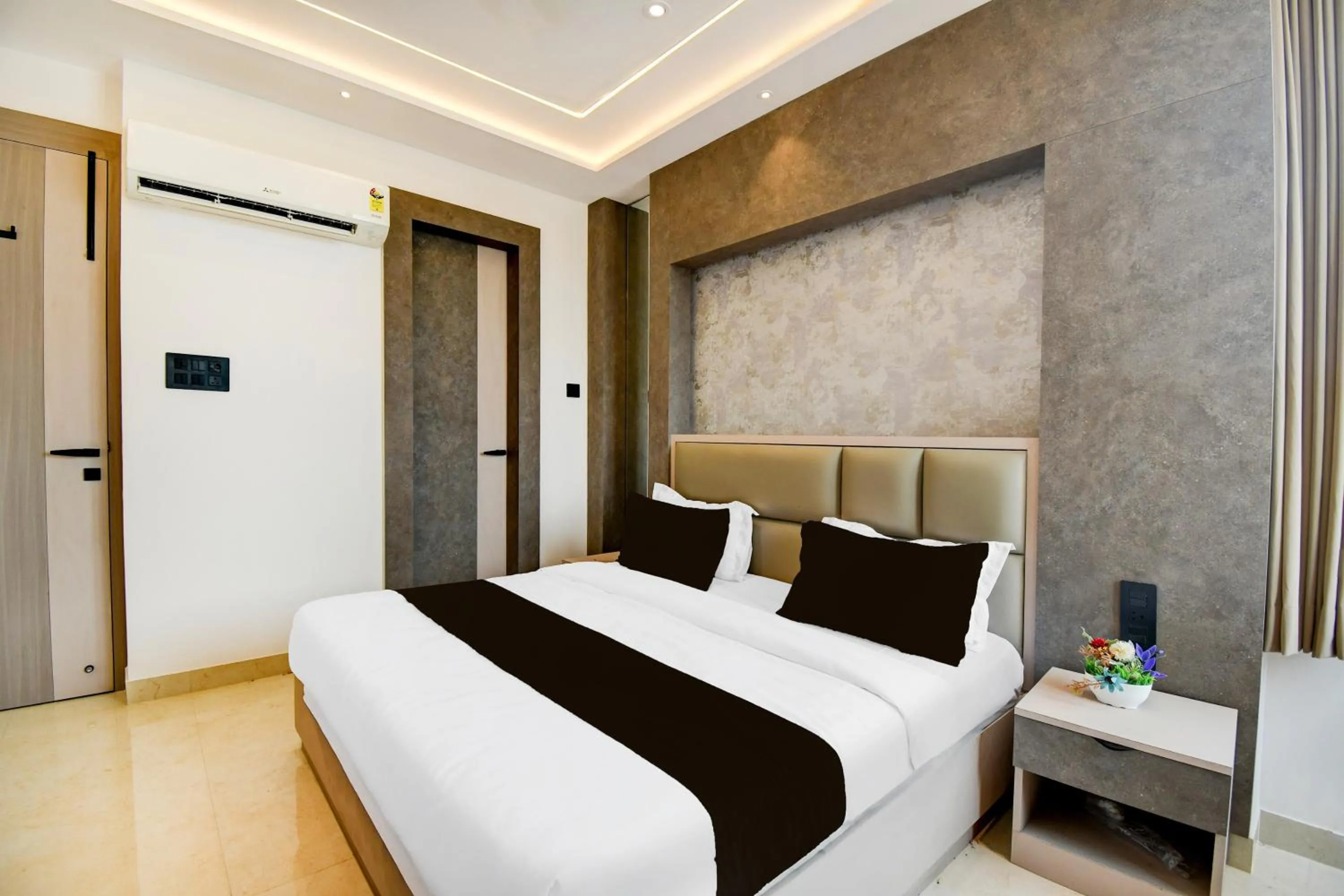 Standard Double Room - single occupancy in Super Townhouse Oak Ratanpur Panki