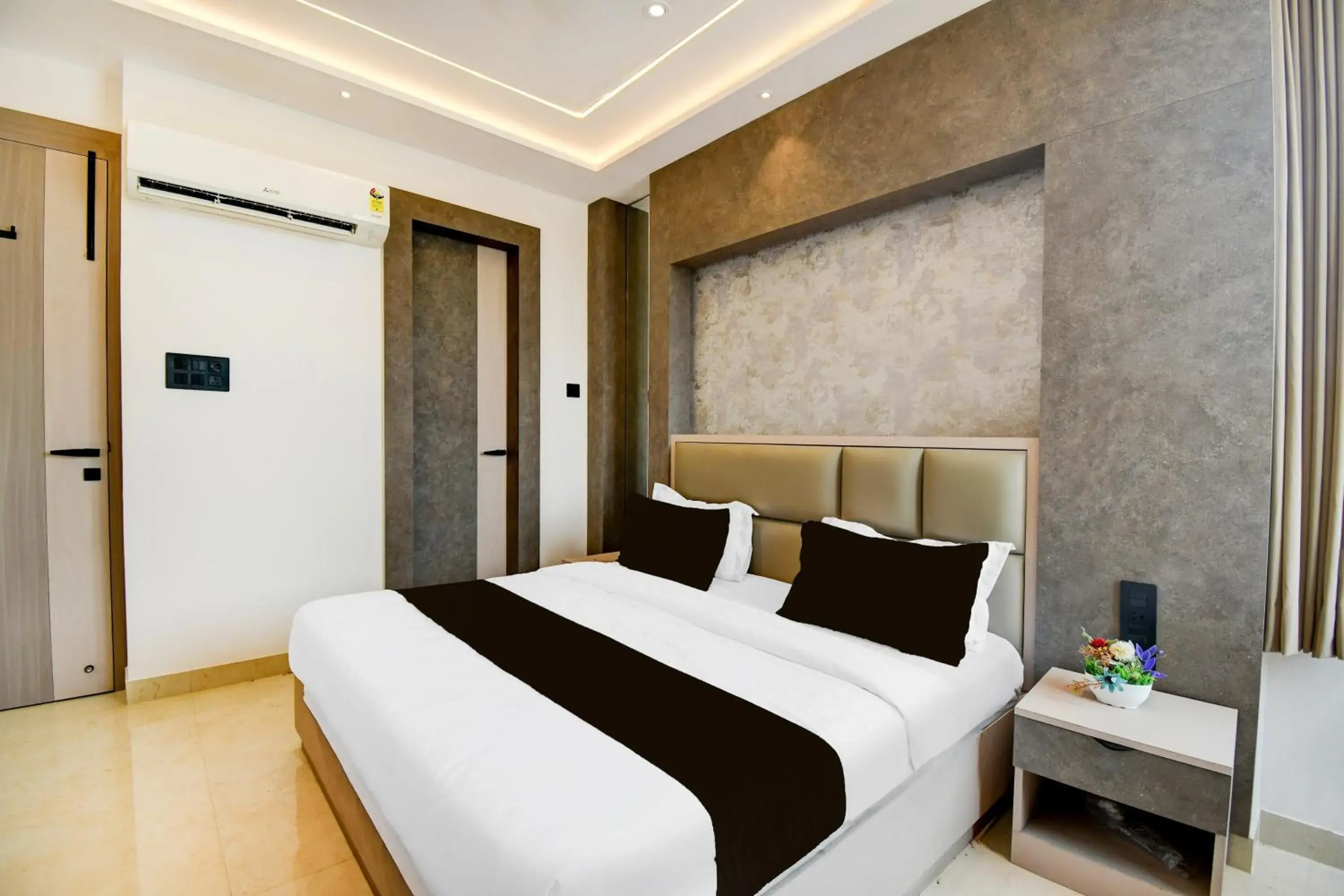Standard Double Room - single occupancy in Super Townhouse Oak Ratanpur Panki Standard Double Room - single occupancy in Super Townhouse Oak Ratanpur Panki