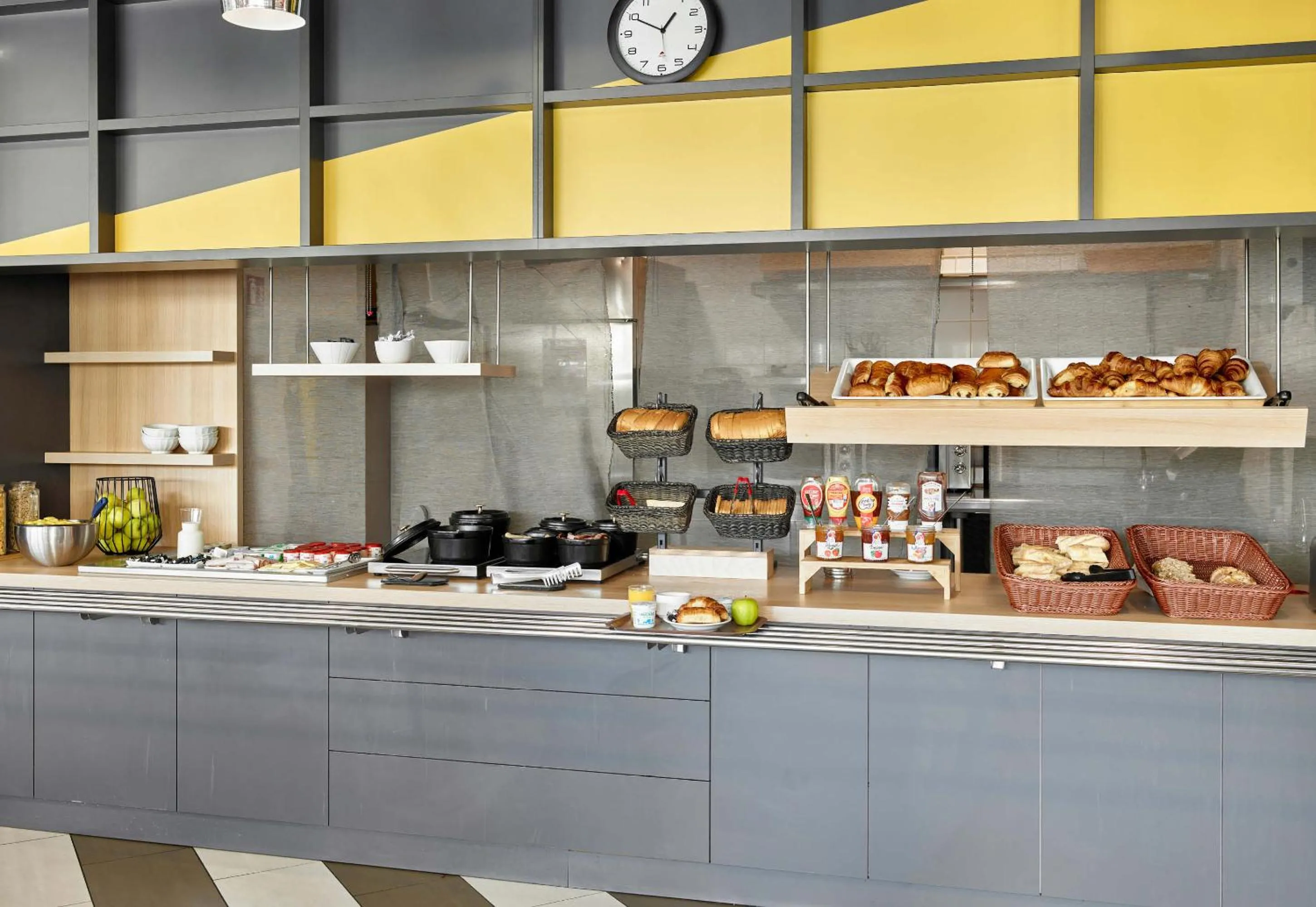 Buffet breakfast in B&B HOTEL Paris Italie Porte de Choisy