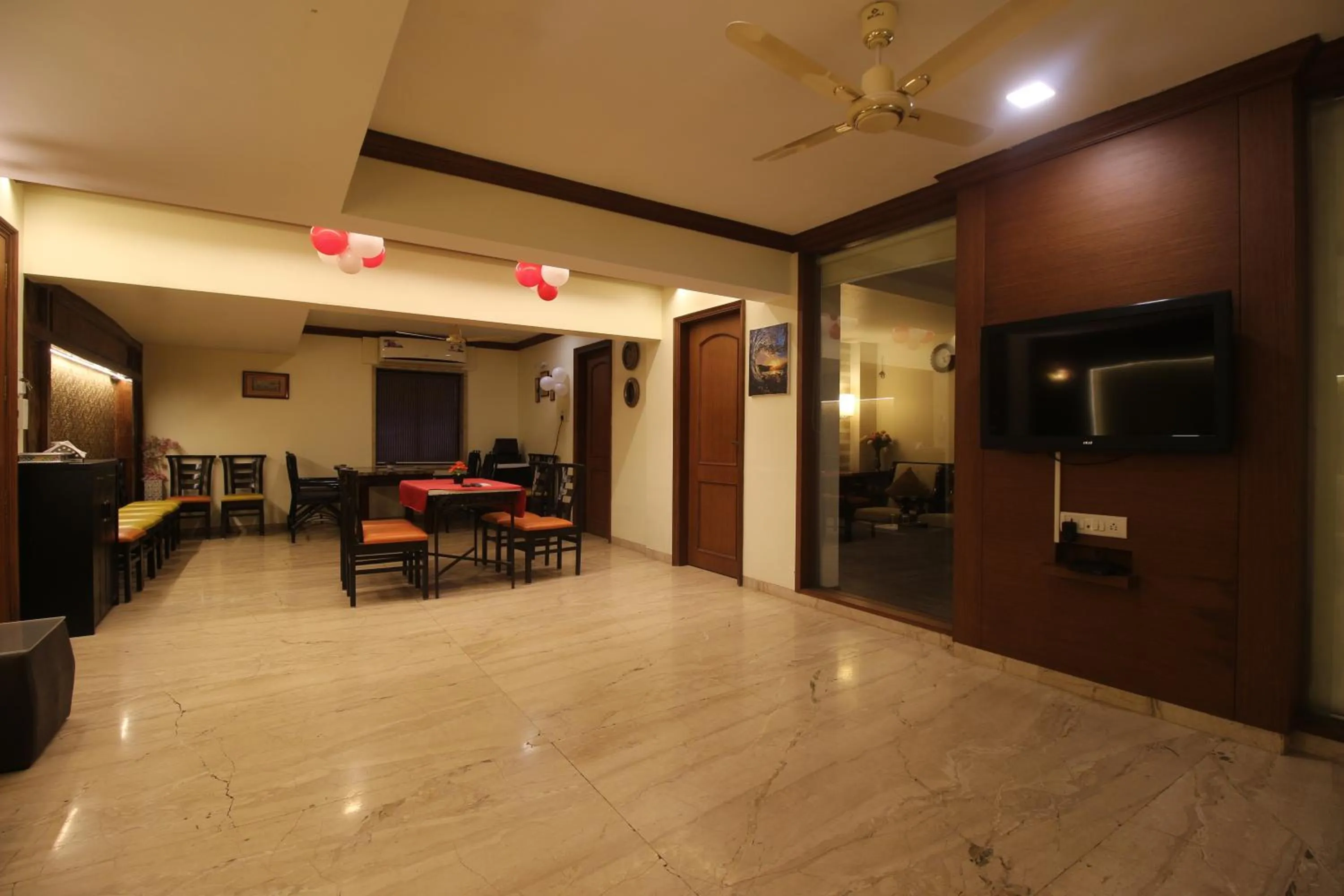 Dining area in Redwings Castle Hotel