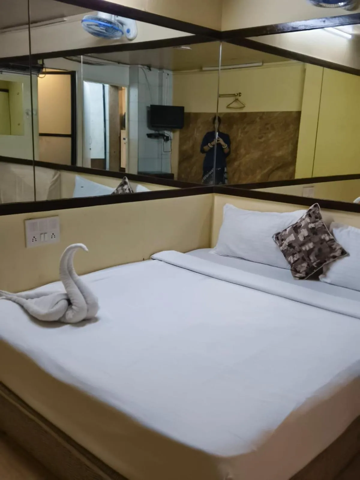 Bed in Redwings Castle Hotel