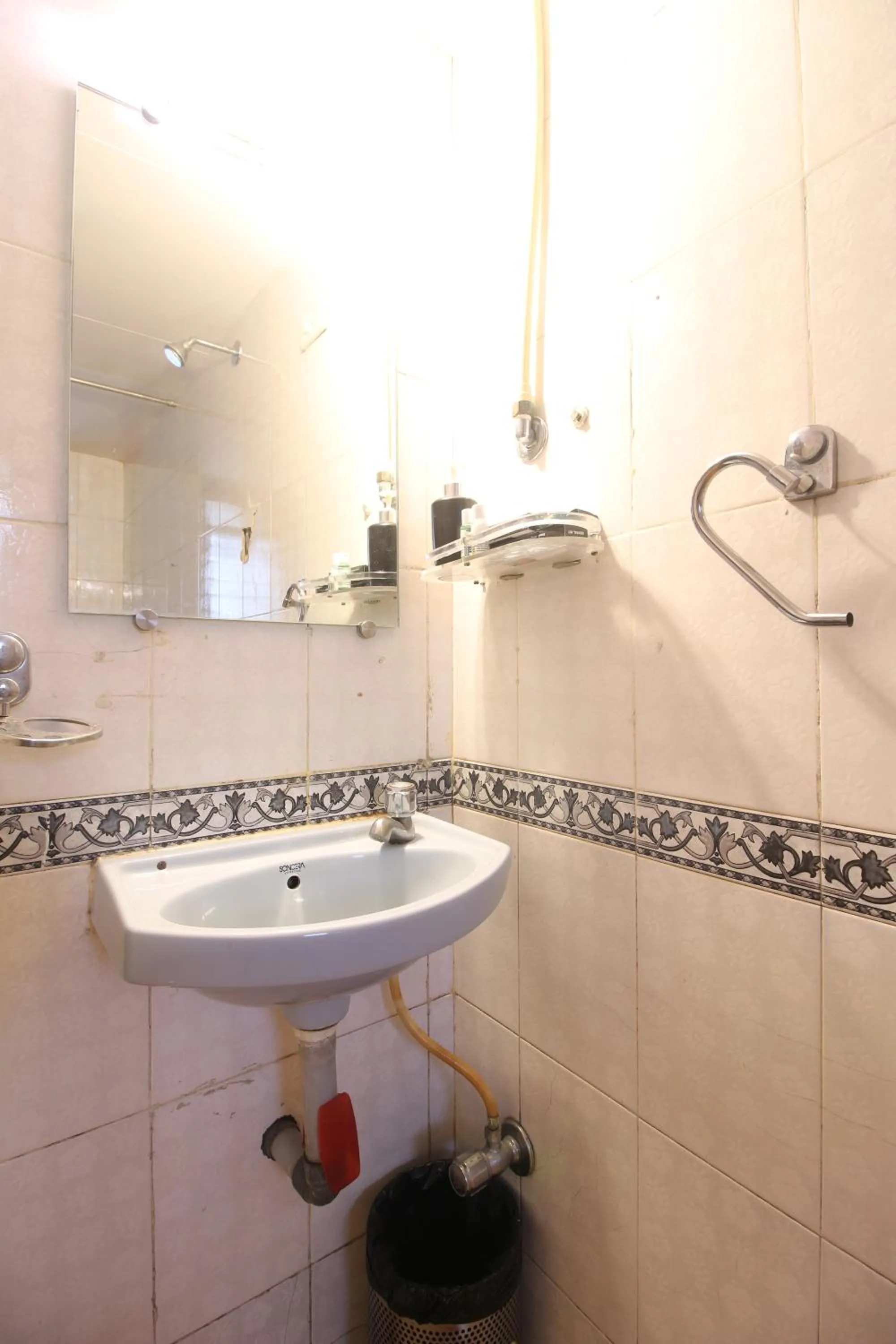 Bathroom in Redwings Castle Hotel