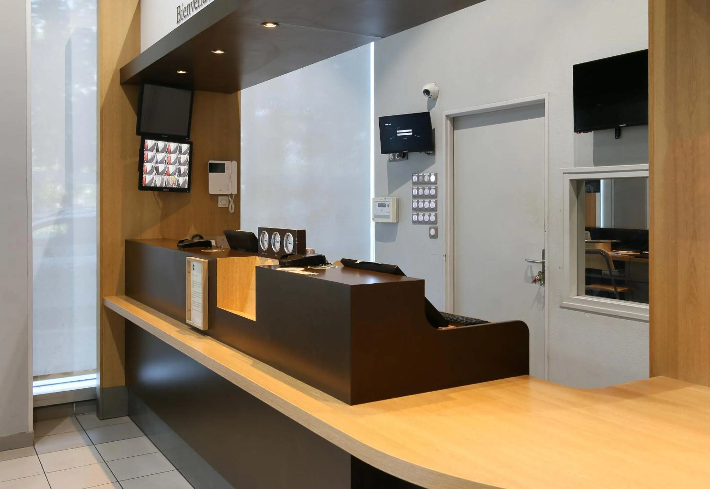 Lobby or reception in B&B HOTEL Marseille Euromed