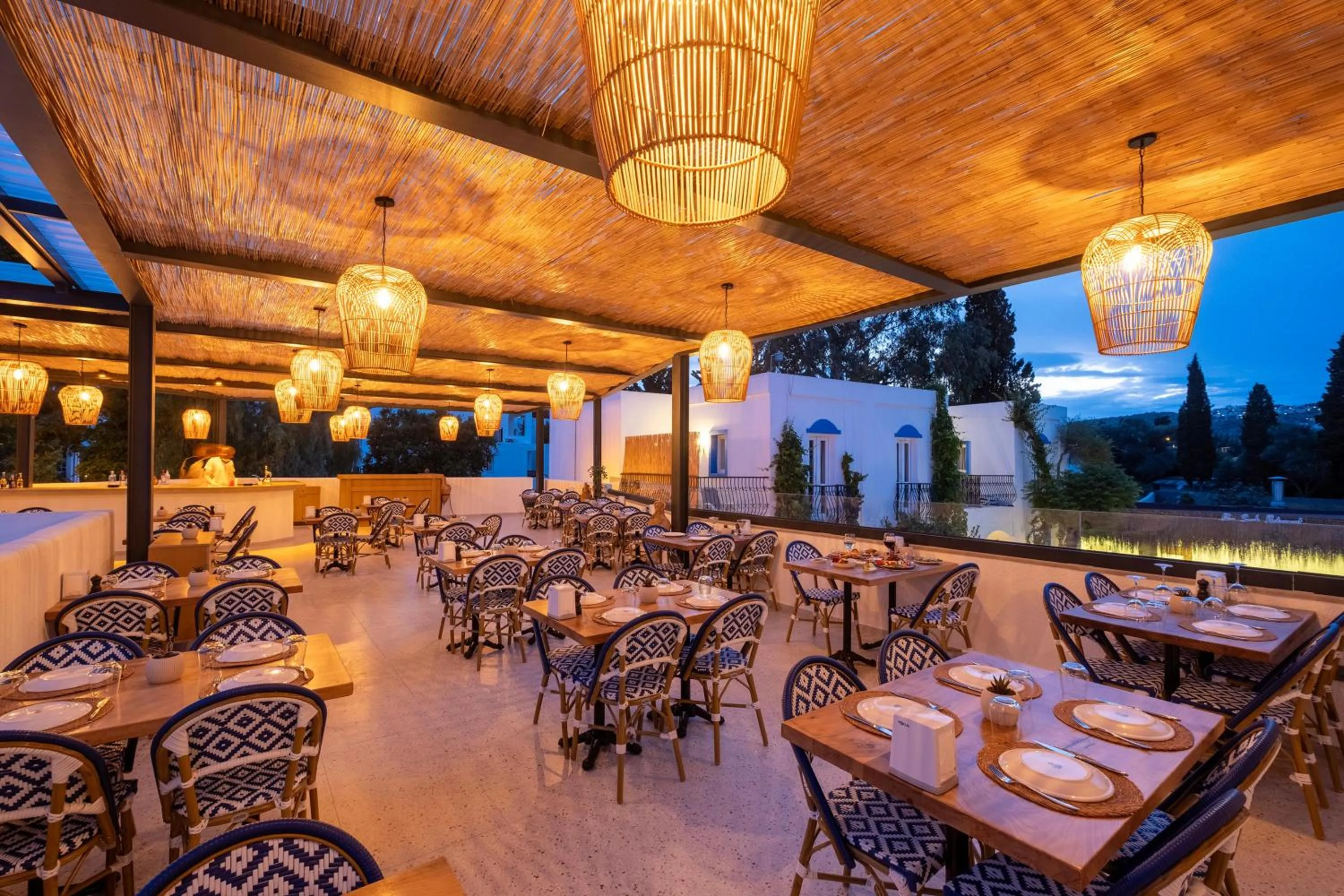 Restaurant/places to eat in Paloma Family Club