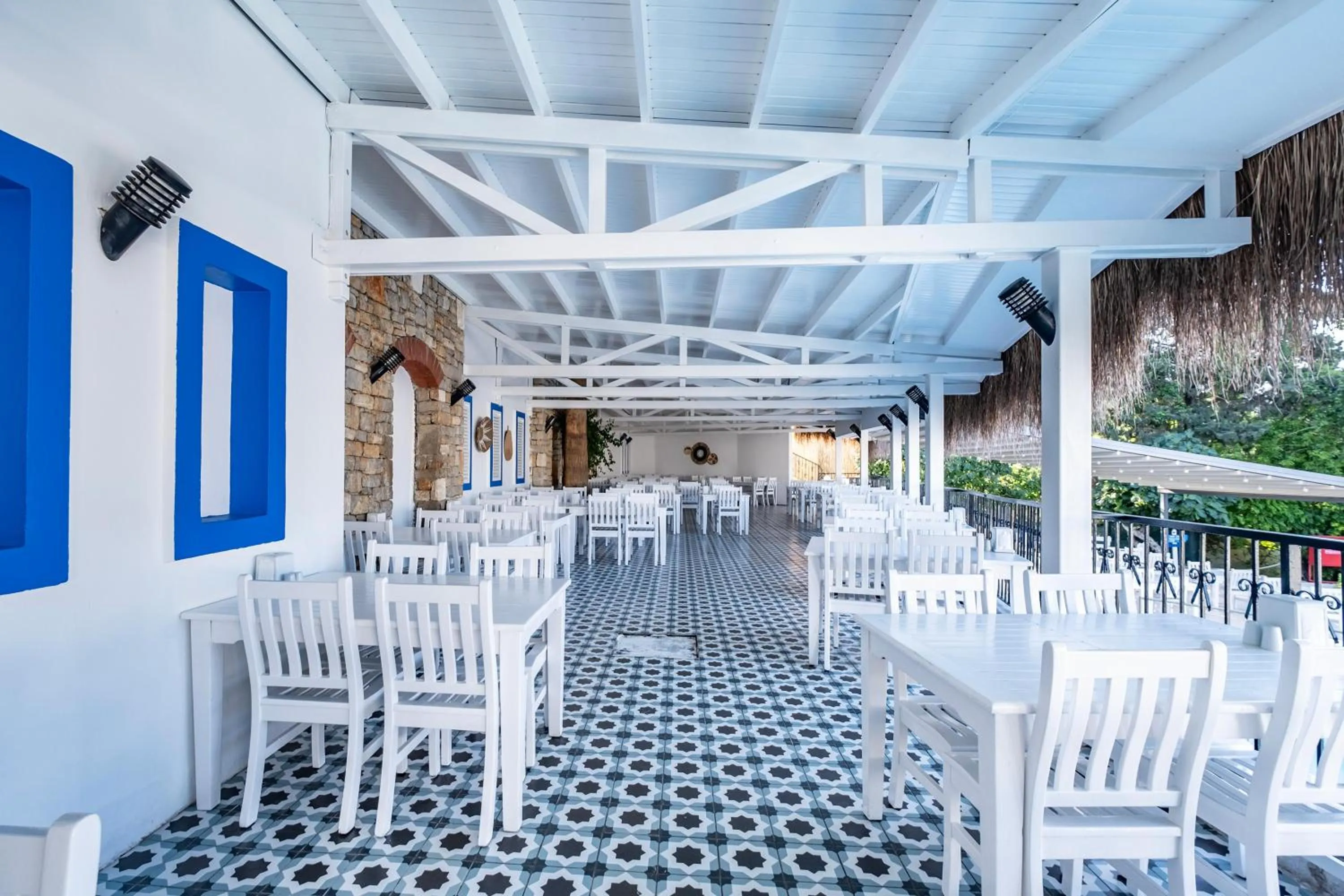 Restaurant/places to eat in Paloma Family Club