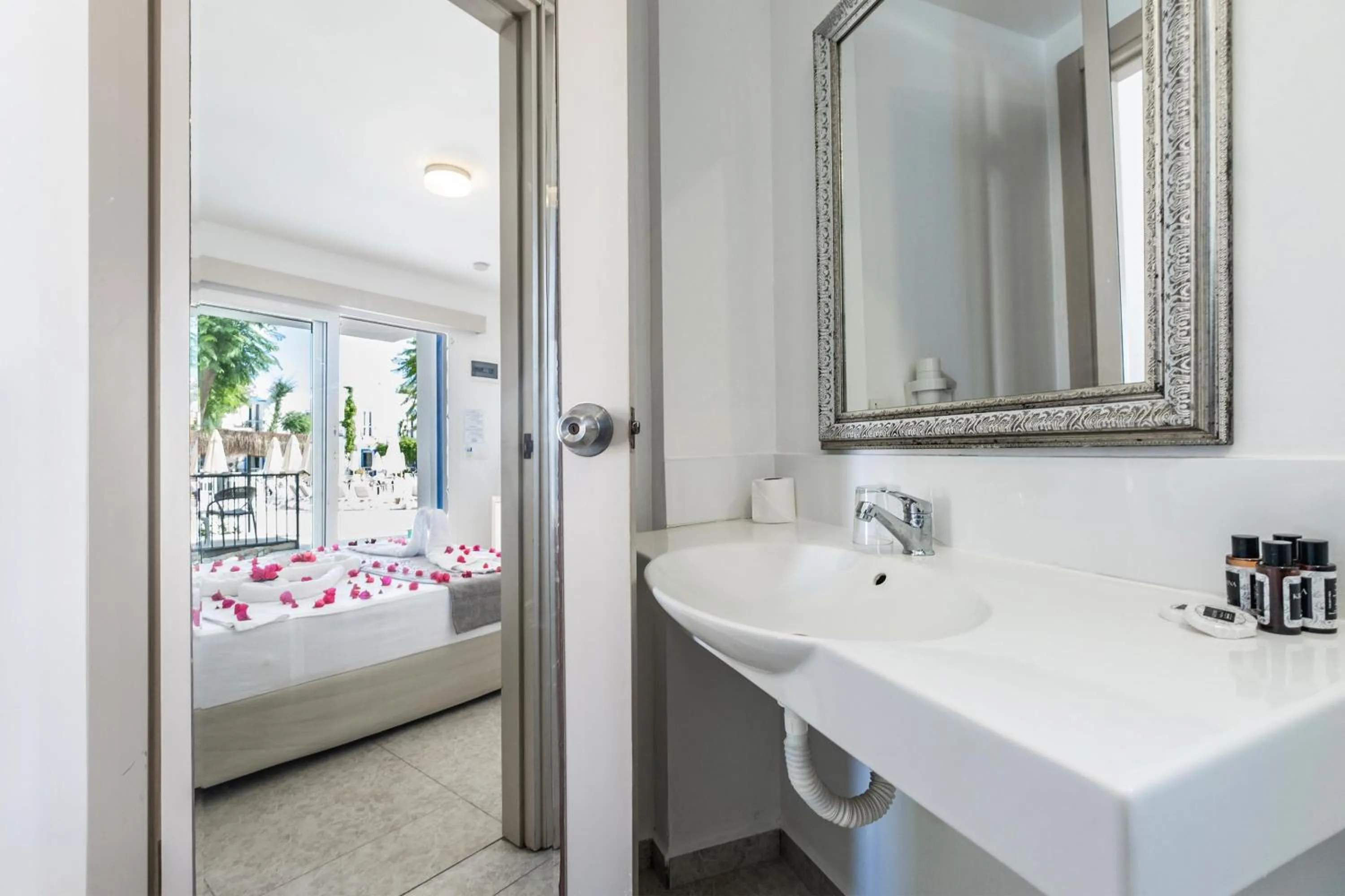 Bathroom, Bed in Paloma Family Club