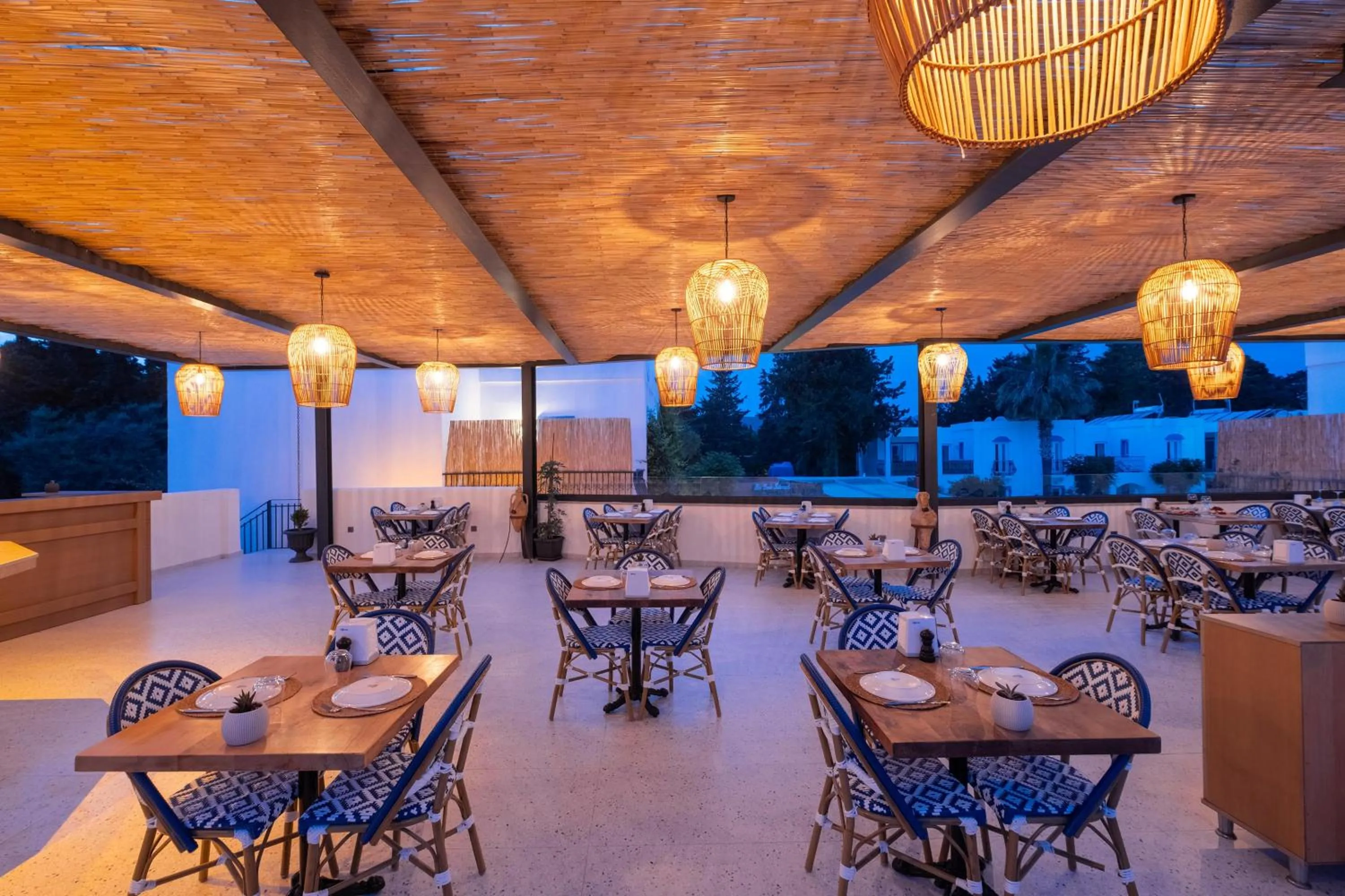 Restaurant/places to eat in Paloma Family Club