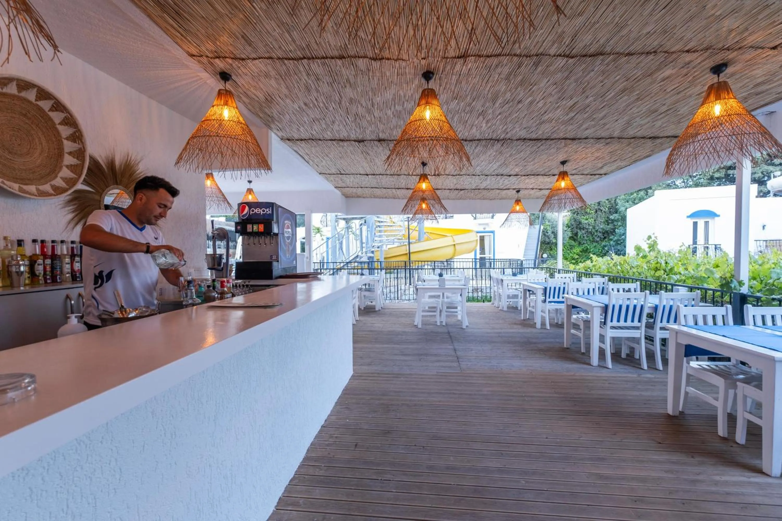 Restaurant/places to eat in Paloma Family Club