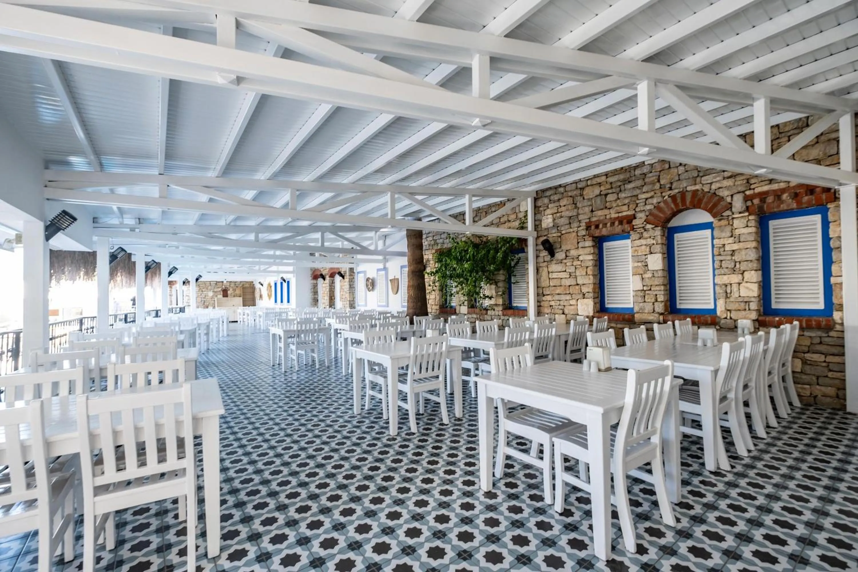 Restaurant/places to eat in Paloma Family Club