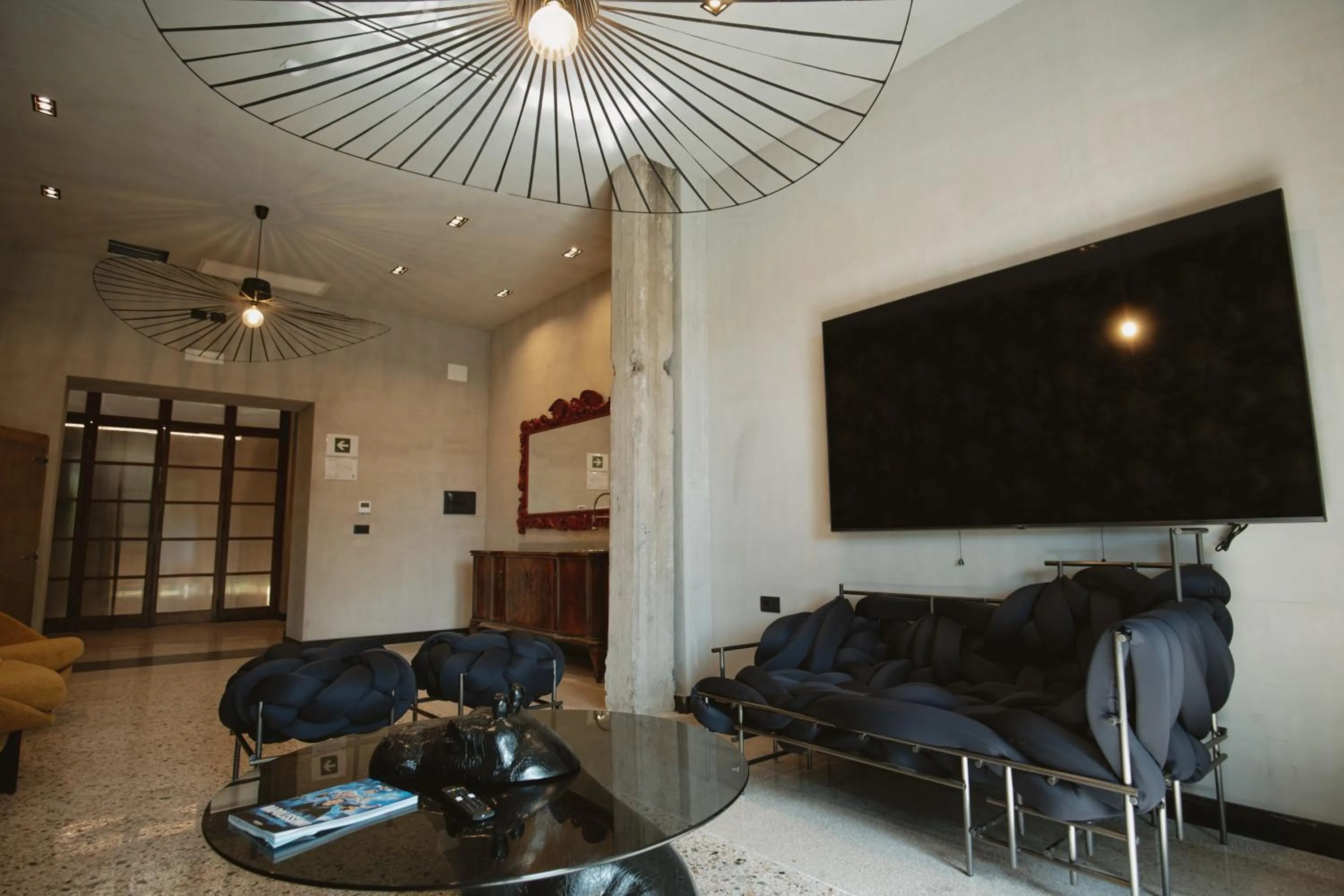 Communal lounge/ TV room in Palazzo Sebeto