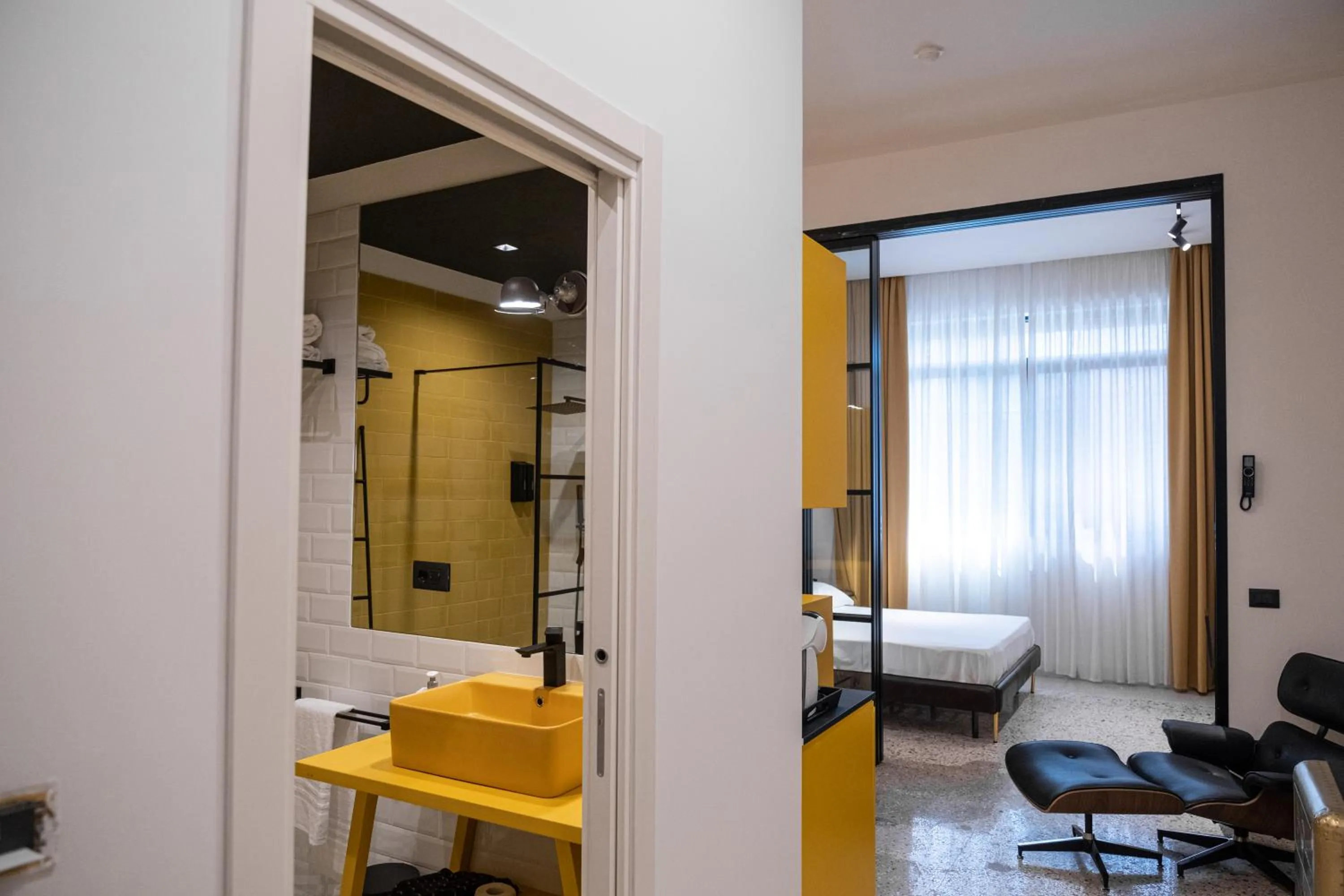 Shower in Palazzo Sebeto