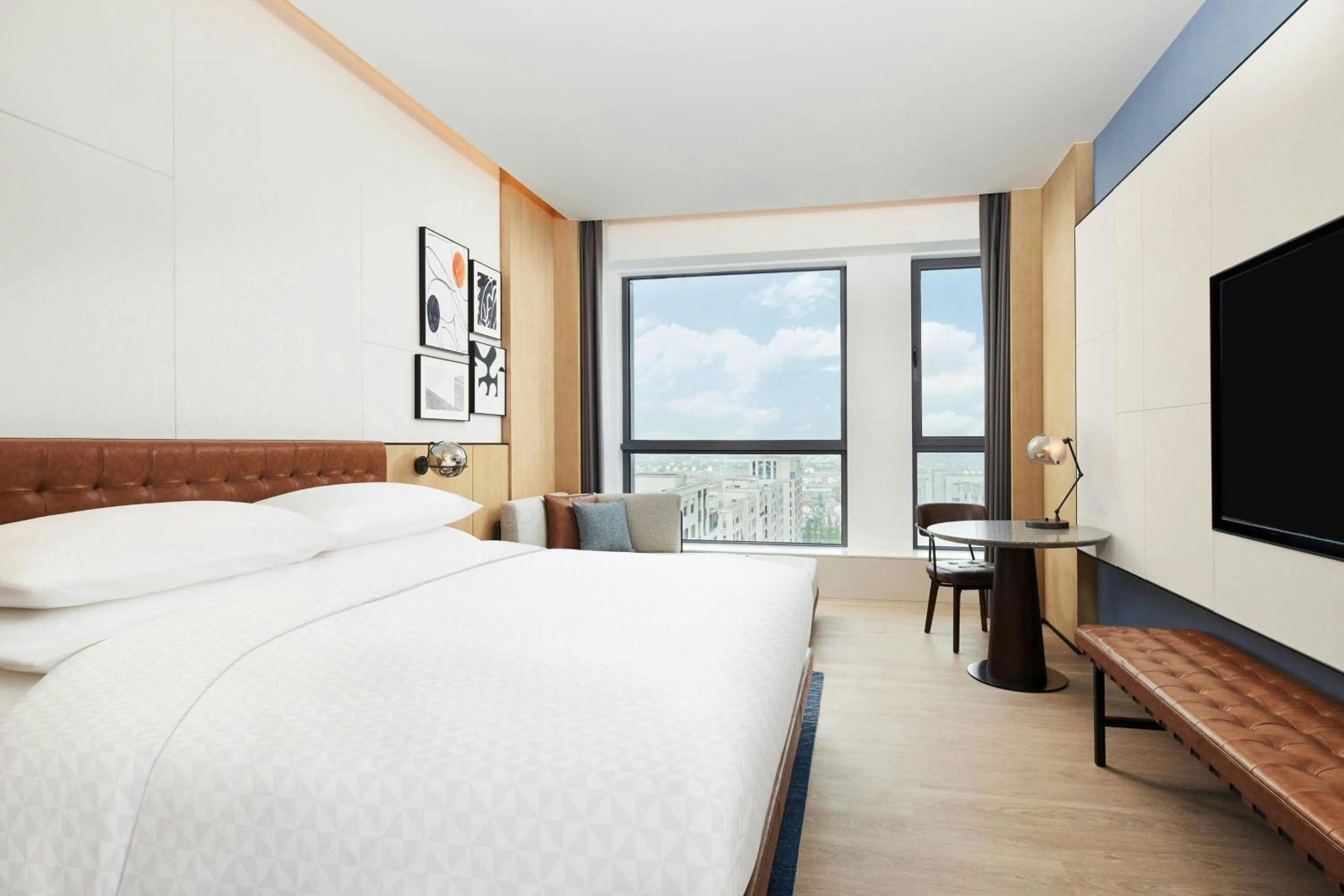 Photo of the whole room, Bed in Four Points by Sheraton Shanghai International Tourism and Resorts Zone