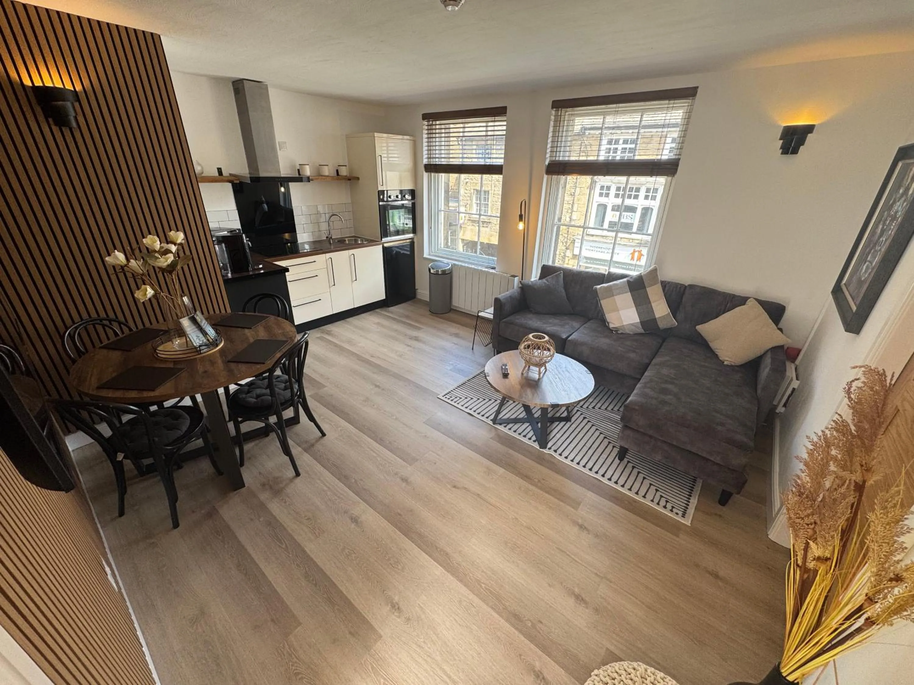 The Hideaway - 2-Bedroom Apartment with outdoor terrace & free parking