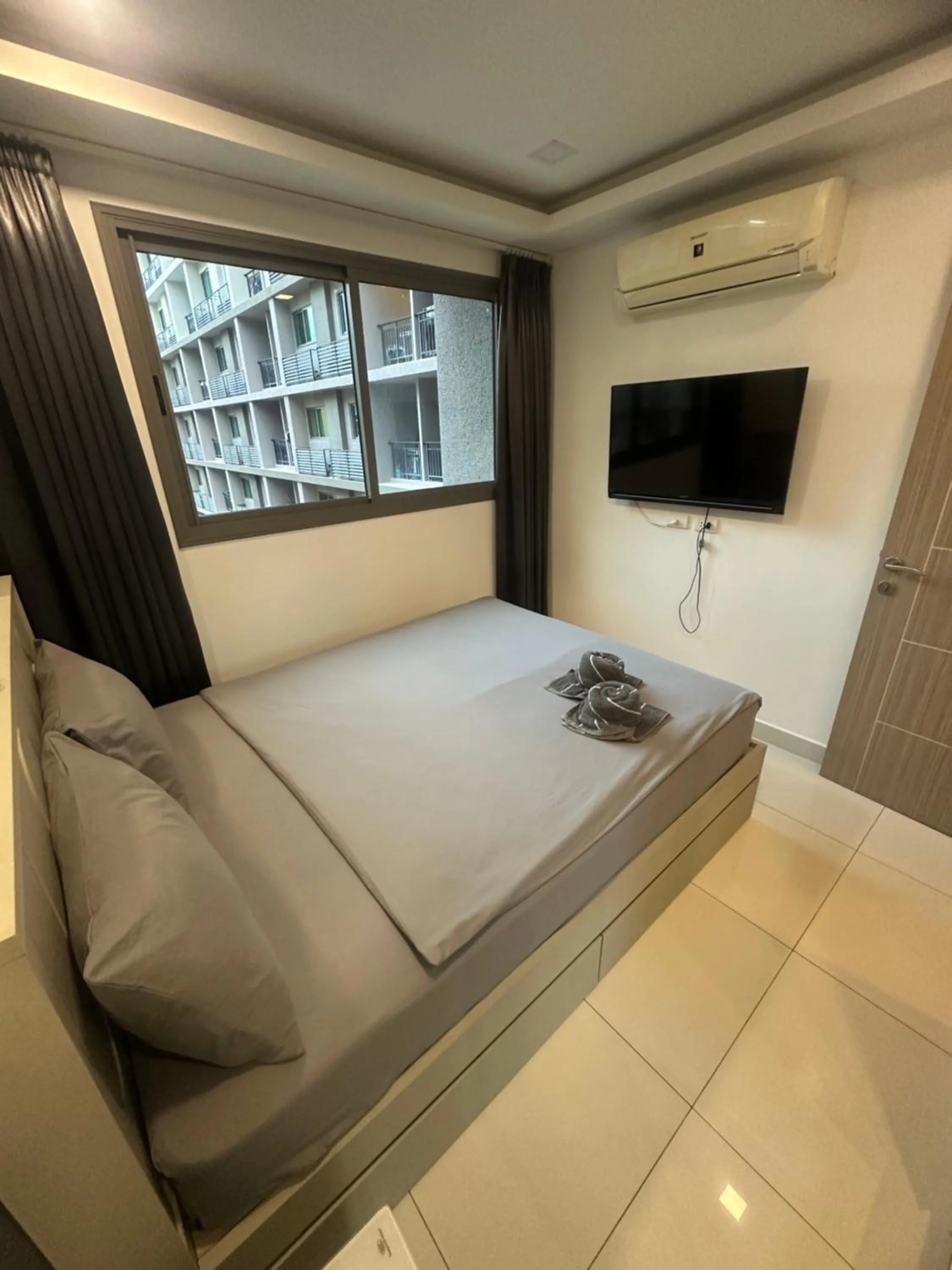 Bed in Arcadia beach continental