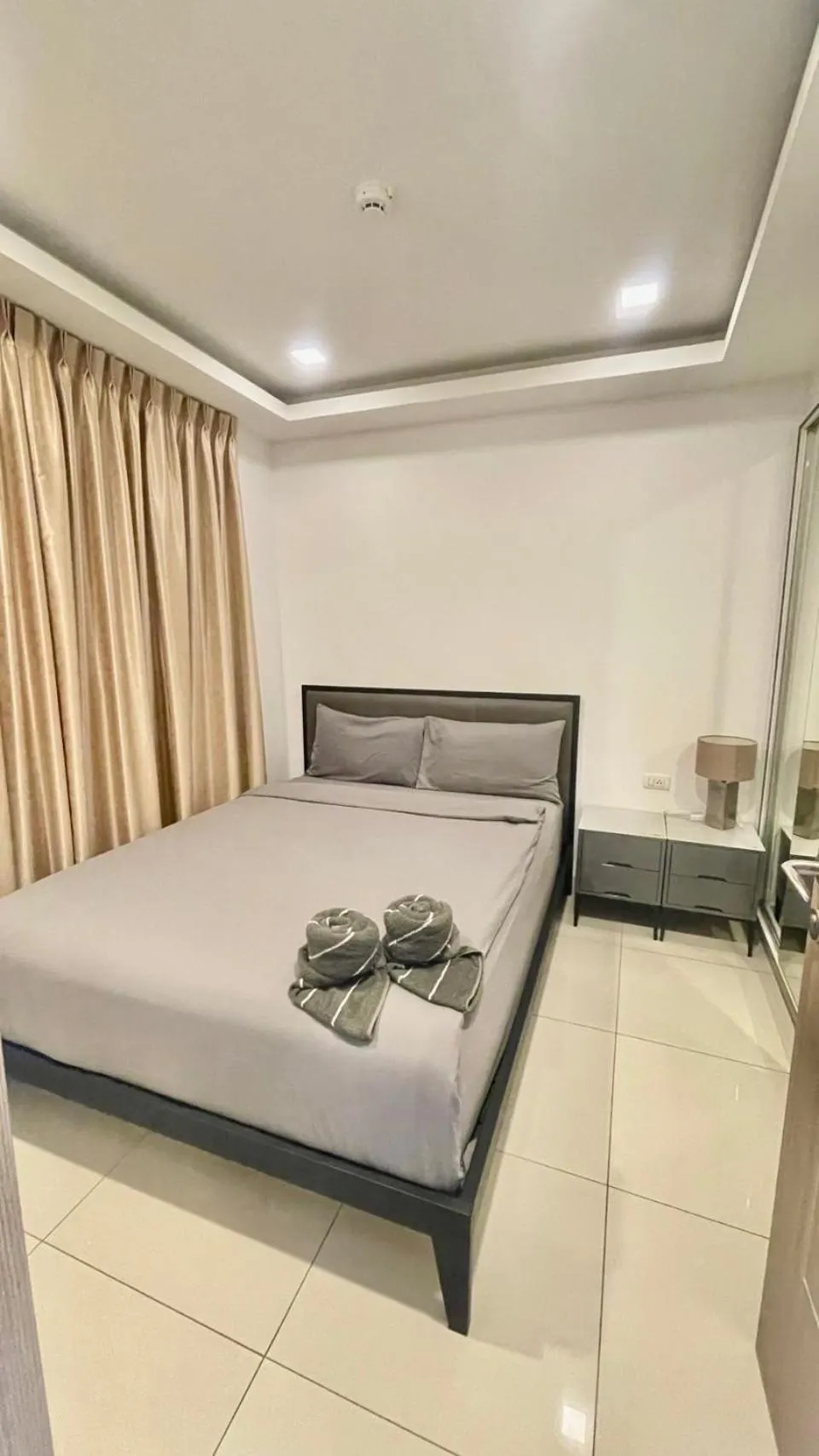 Bed in Arcadia beach continental