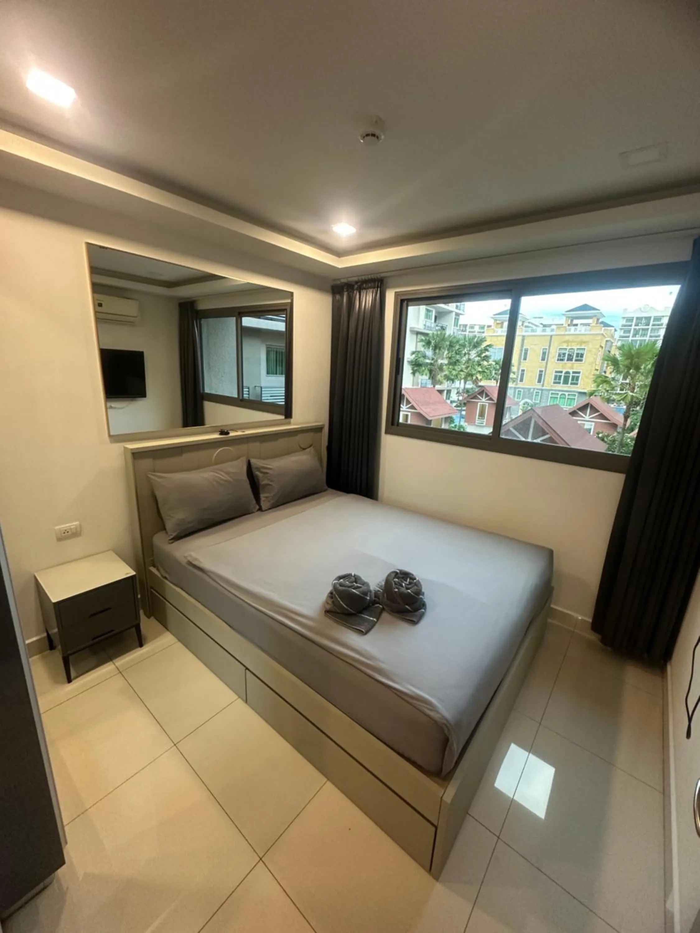 Bed in Arcadia beach continental