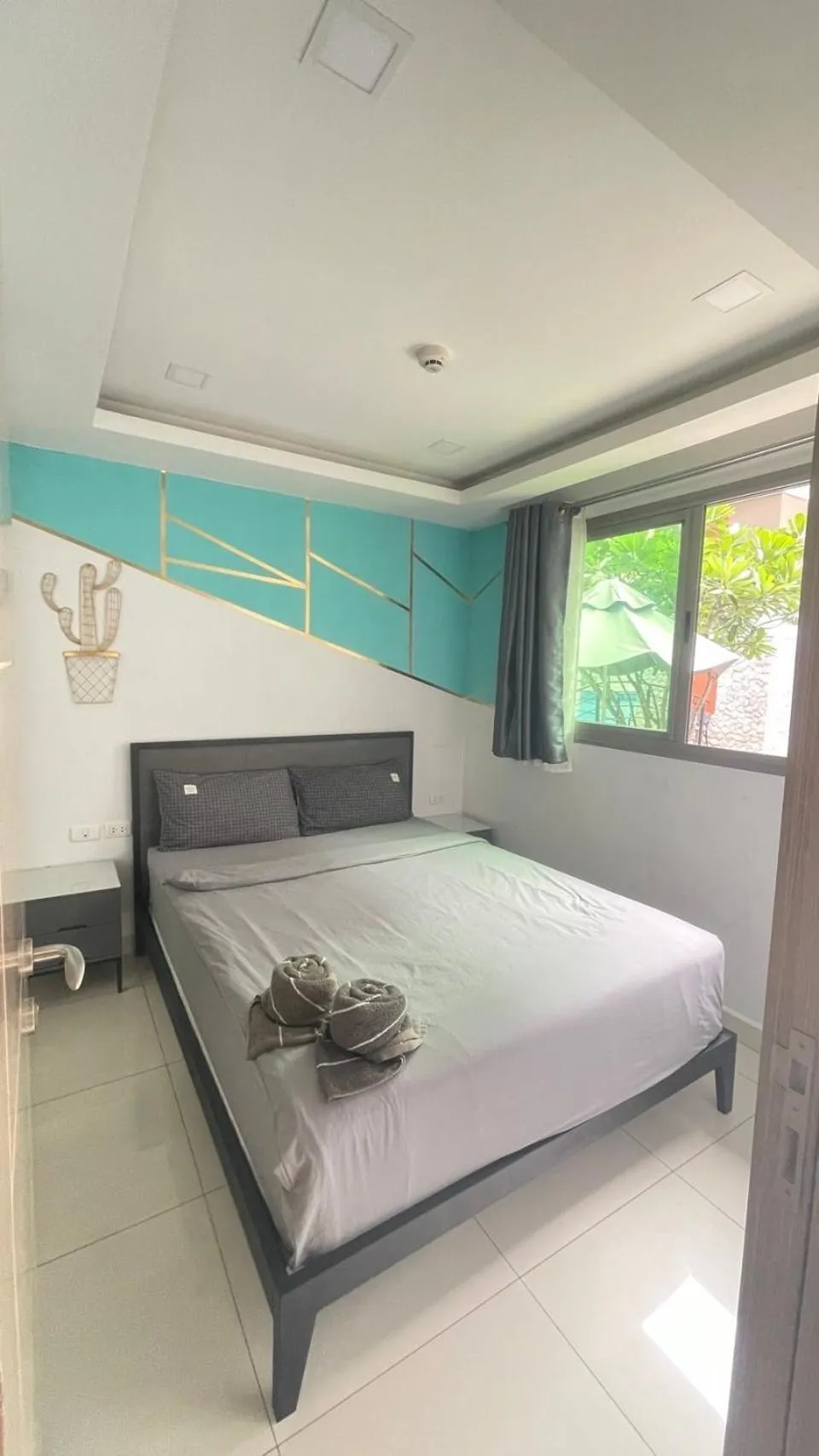 Bed in Arcadia beach continental