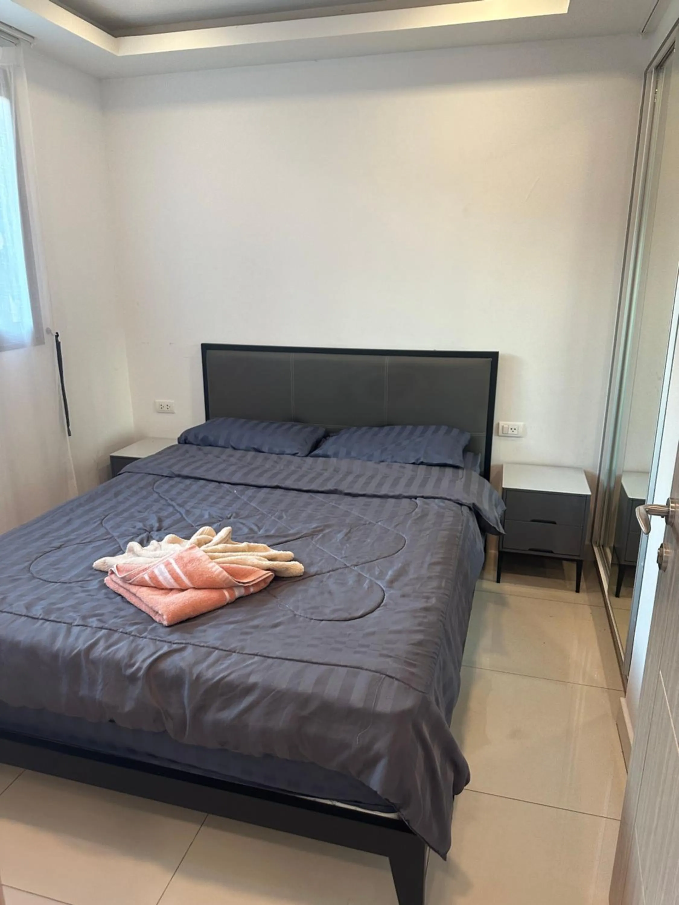 Bed in Arcadia beach continental