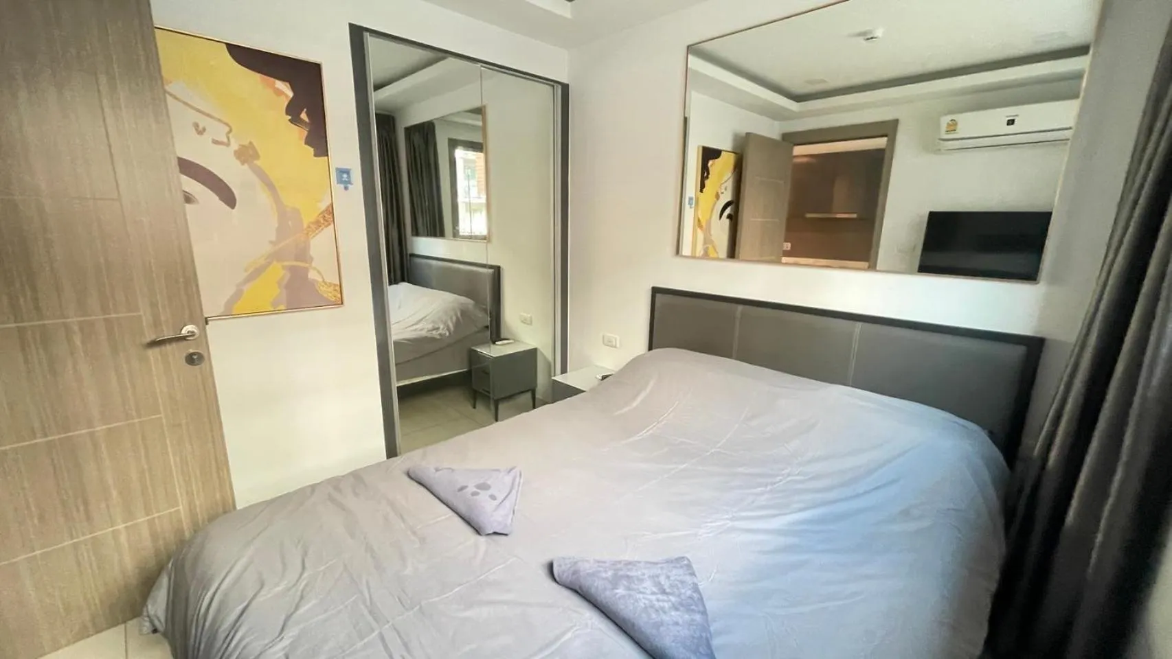 Bed in Arcadia beach continental