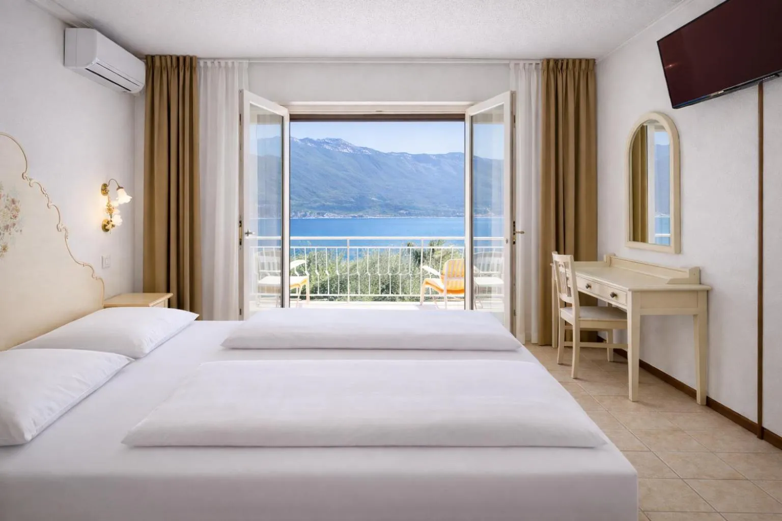 Standard Double Room with Balcony and Lake View in Hotel Villa Margherita