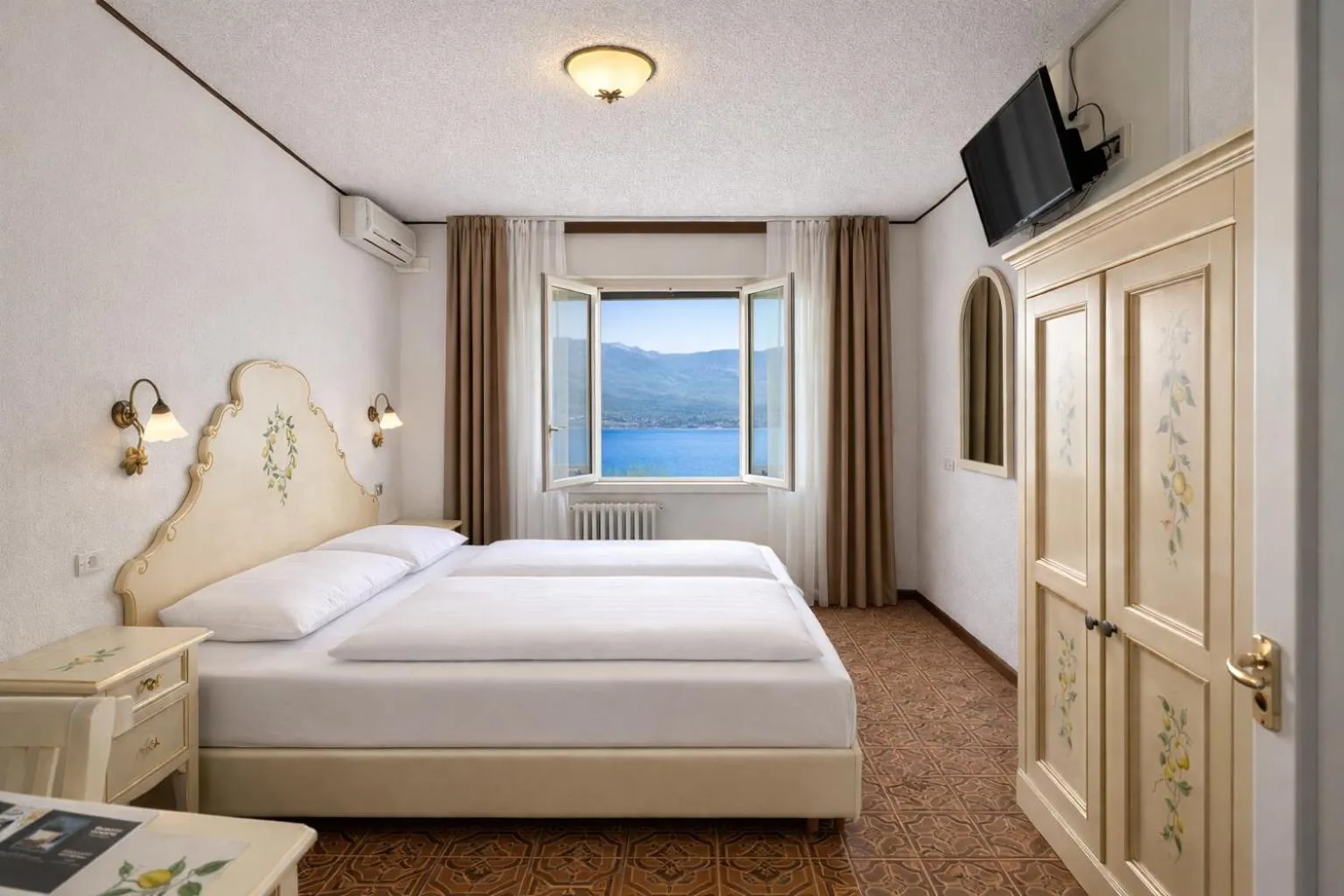 Standard Double Room with Lake View in Hotel Villa Margherita