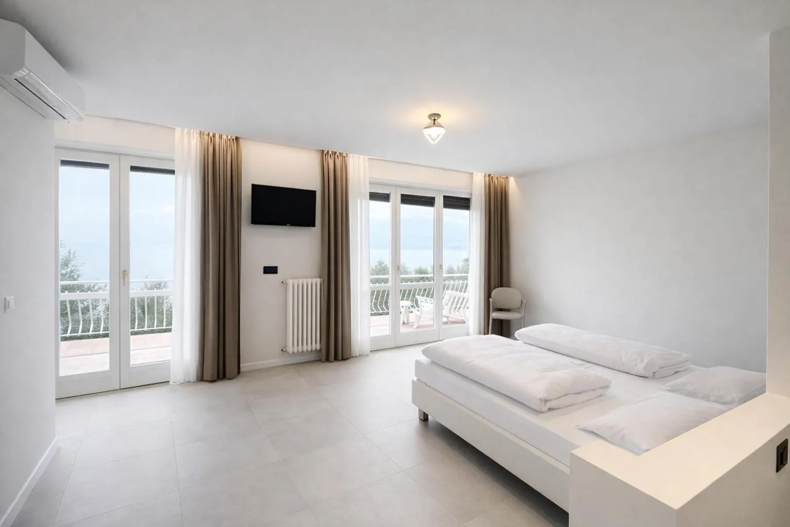 Superior Room with Balcony and Lake View in Hotel Villa Margherita