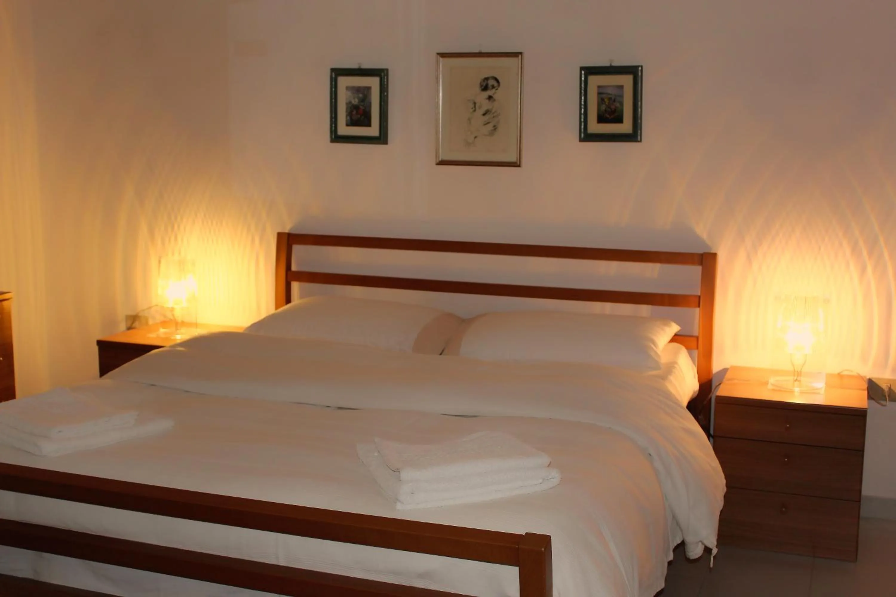 Bedroom, Bed in Caricia