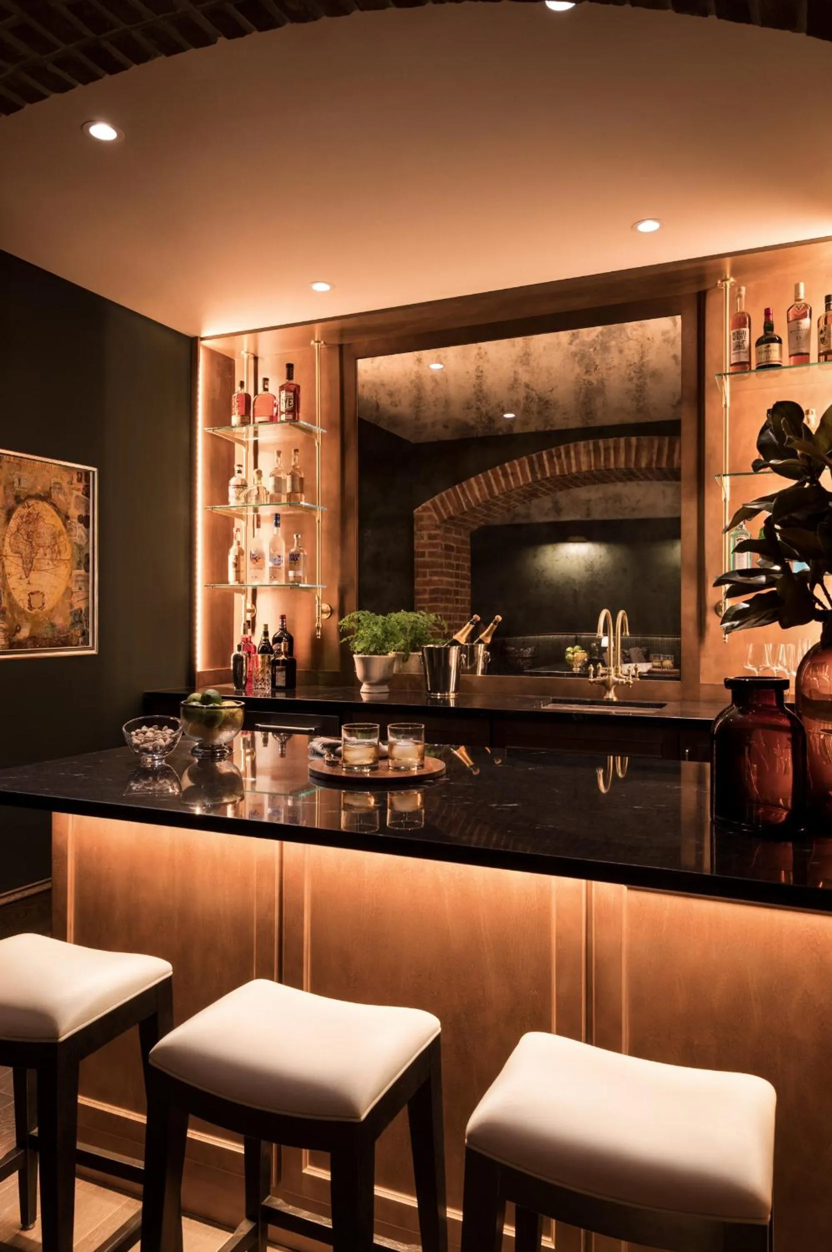 Lounge or bar in 86 State Circle - Luxury Boutique Hotel