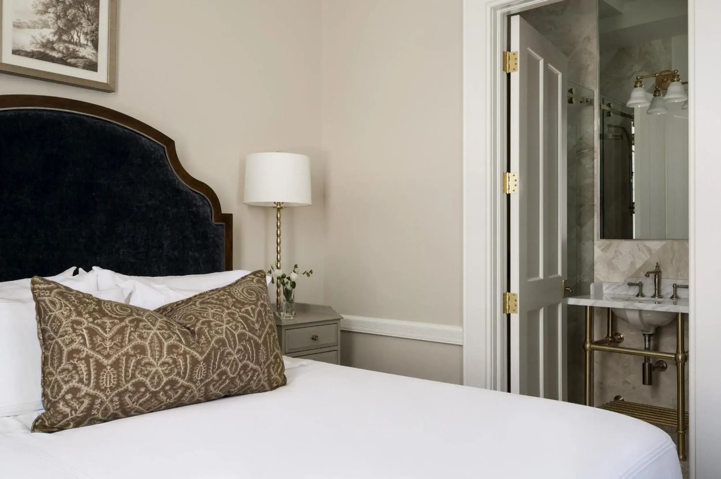 Queen Room with Spa Bath in 86 State Circle - Luxury Boutique Hotel Queen Room with Spa Bath in 86 State Circle - Luxury Boutique Hotel
