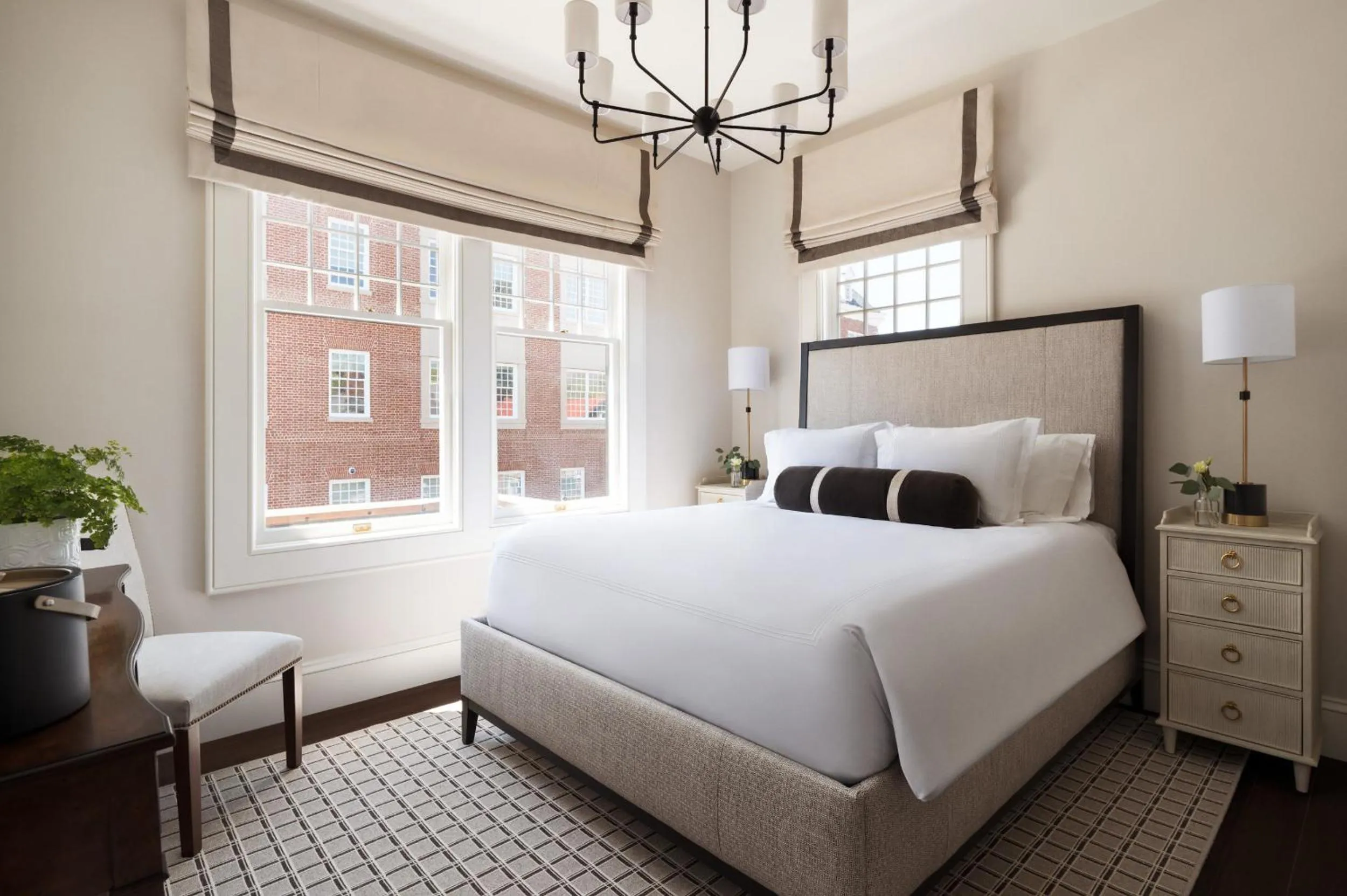 Bedroom, Bed in 86 State Circle - Luxury Boutique Hotel