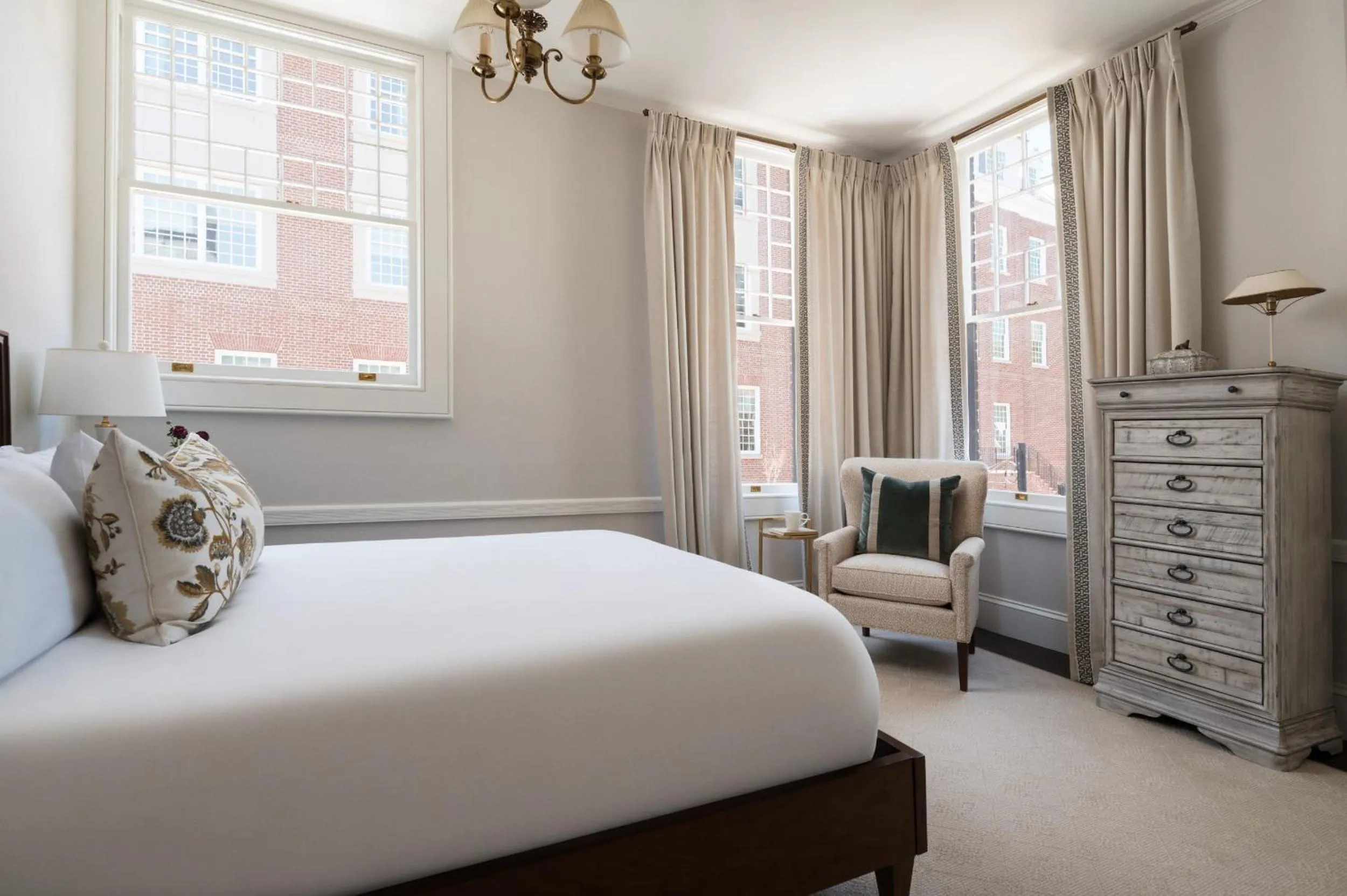 Bedroom, Bed in 86 State Circle - Luxury Boutique Hotel