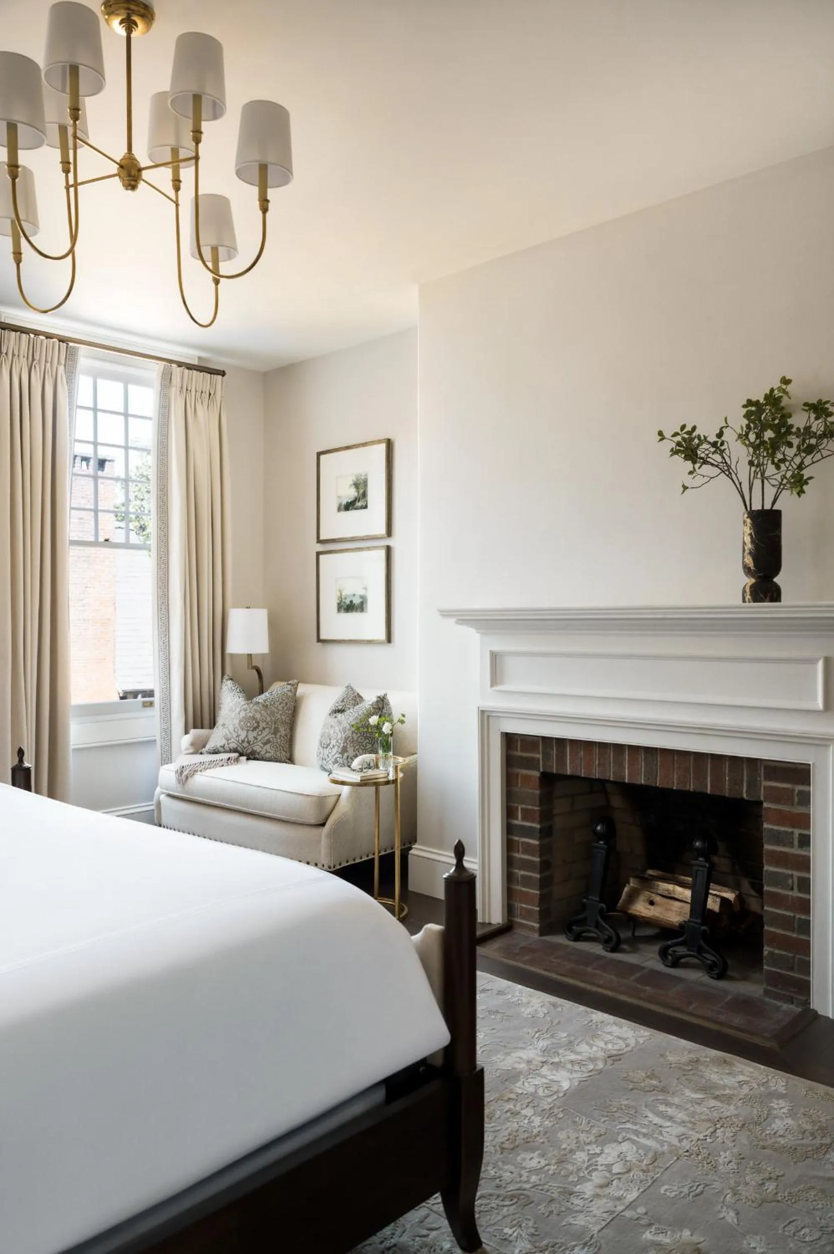 fireplace, Bed in 86 State Circle - Luxury Boutique Hotel