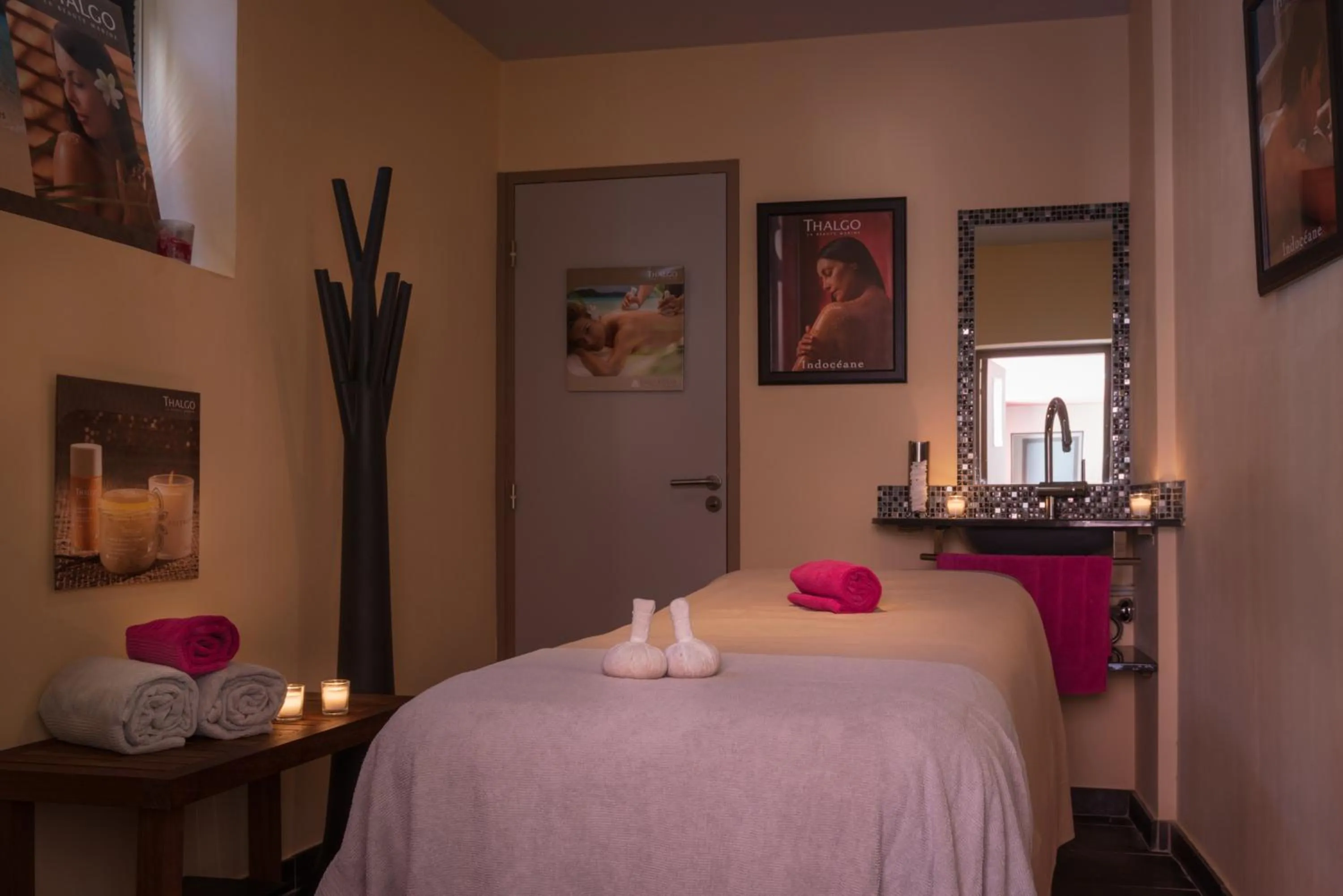 Massage, Bed in Hostellerie Les Gorges De Pennafort