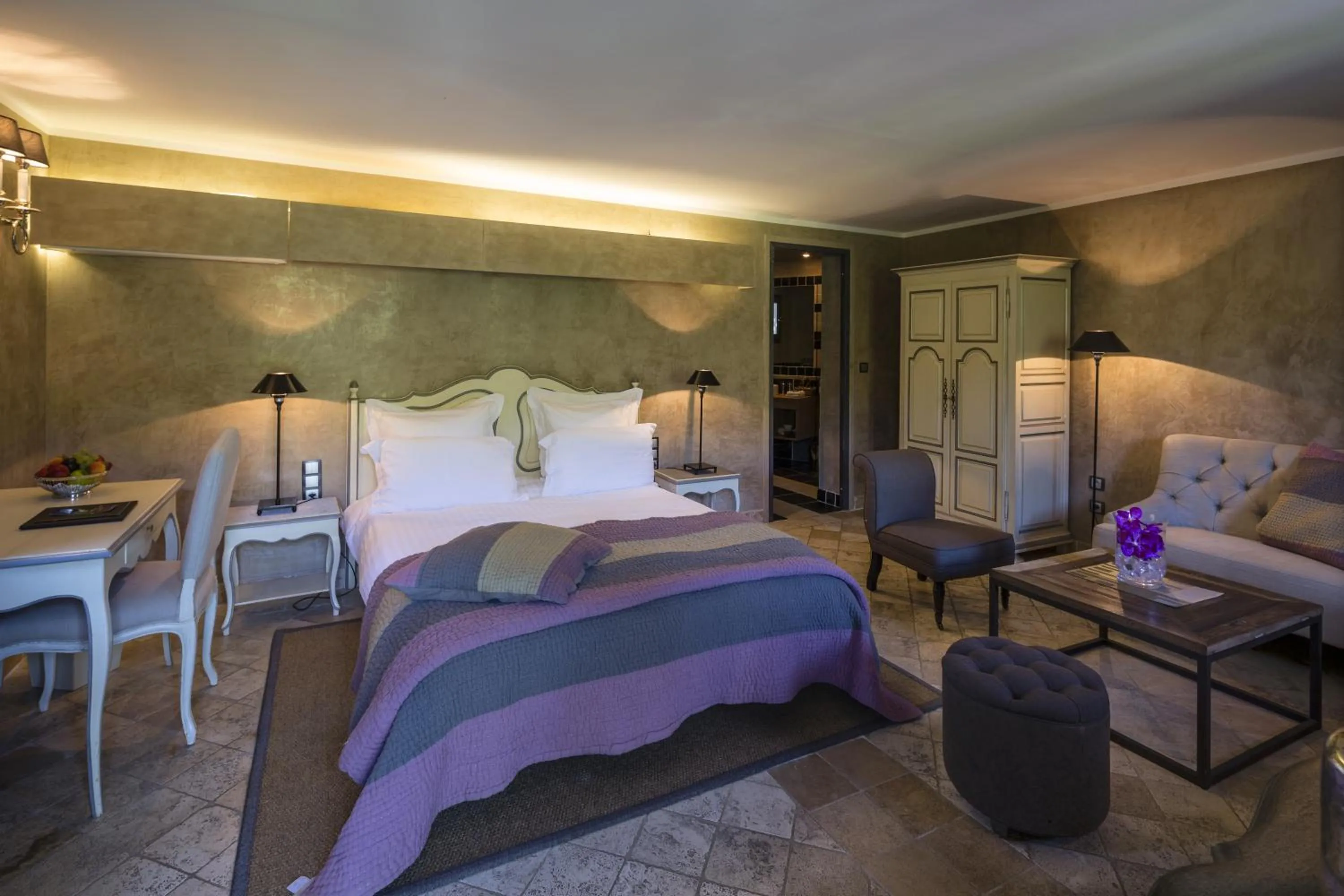 Shower, Bed in Hostellerie Les Gorges De Pennafort