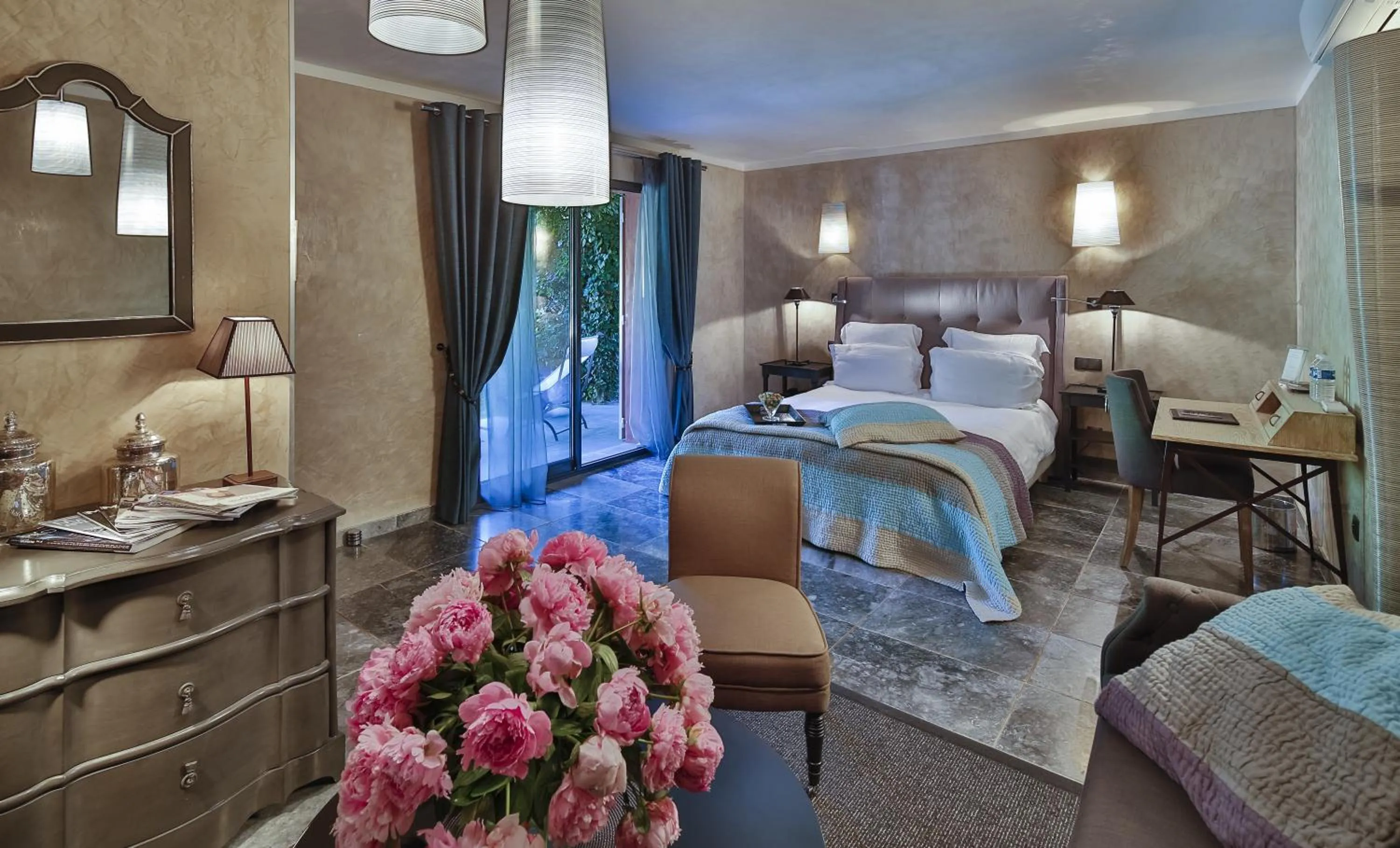 Shower, Bed in Hostellerie Les Gorges De Pennafort