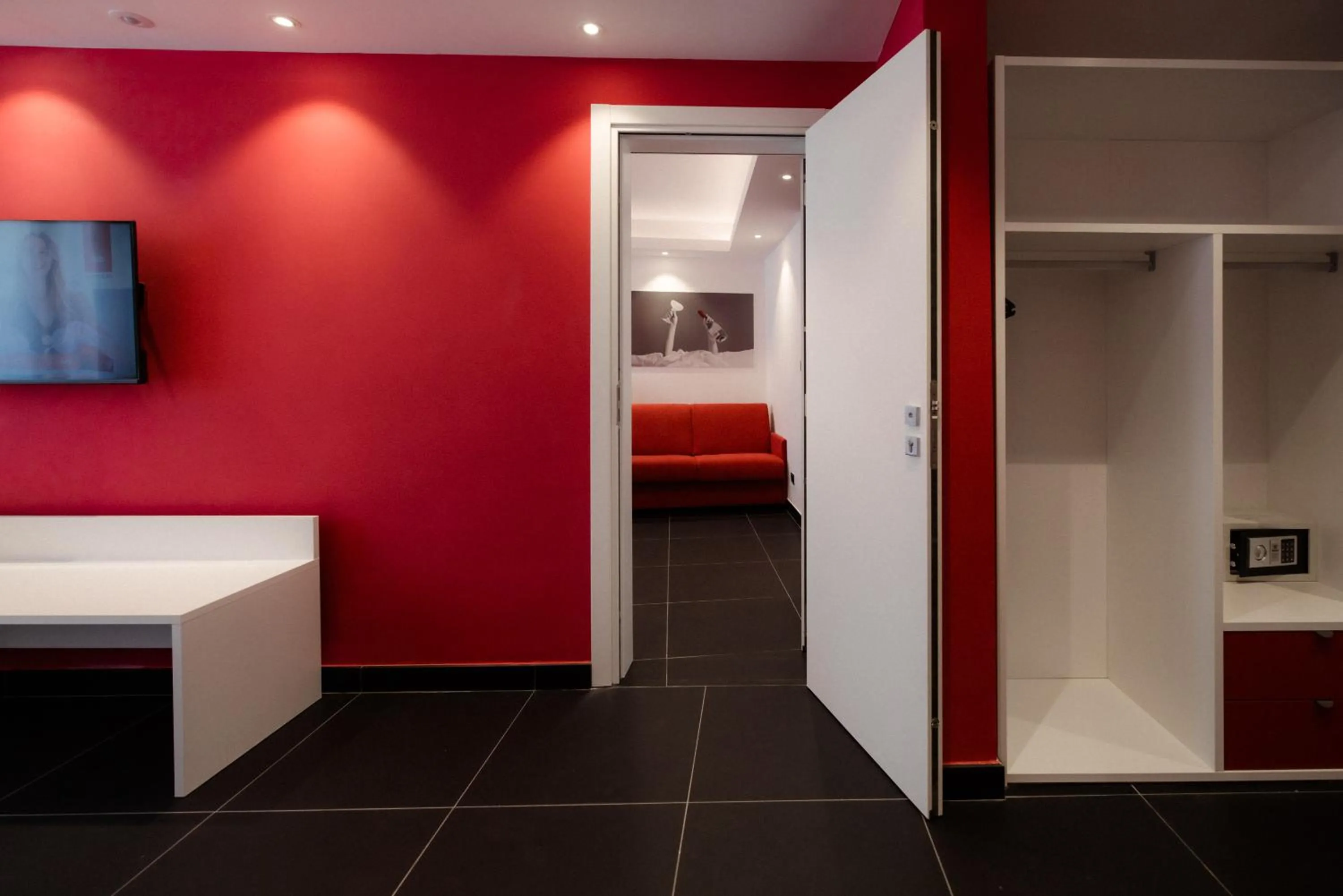 Photo of the whole room, Bed in Vegas Resort