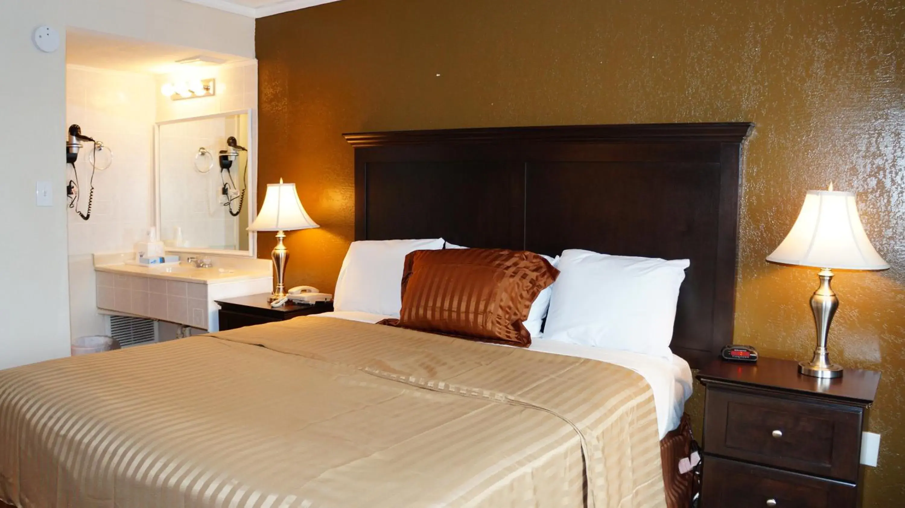 Bed in Americas Best Value Inn & Suites Kansas City Bed in Americas Best Value Inn & Suites Kansas City