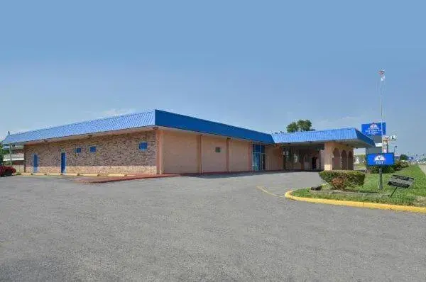 Property building in Americas Best Value Inn & Suites Kansas City Property building in Americas Best Value Inn & Suites Kansas City