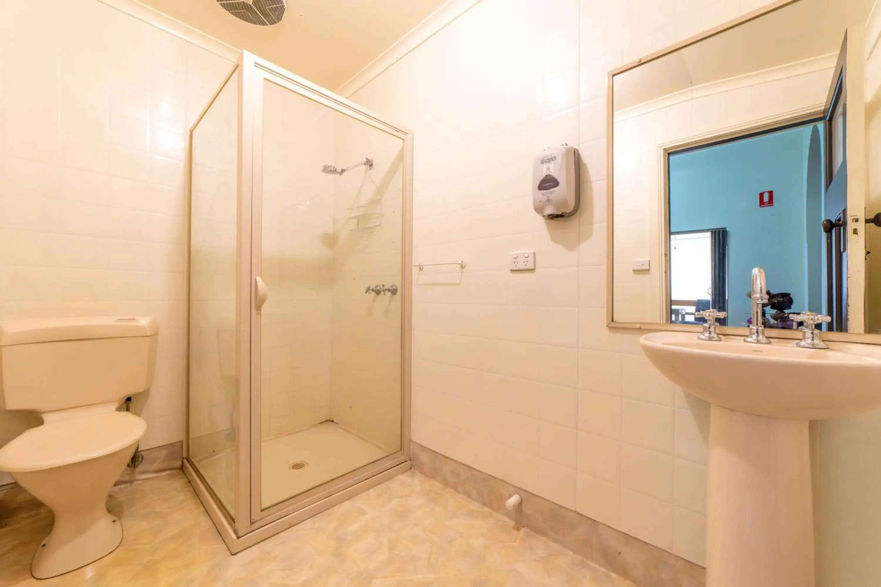 Double Room with Shared Bathroom in Terminus Hotel Yarrawonga Double Room with Shared Bathroom in Terminus Hotel Yarrawonga