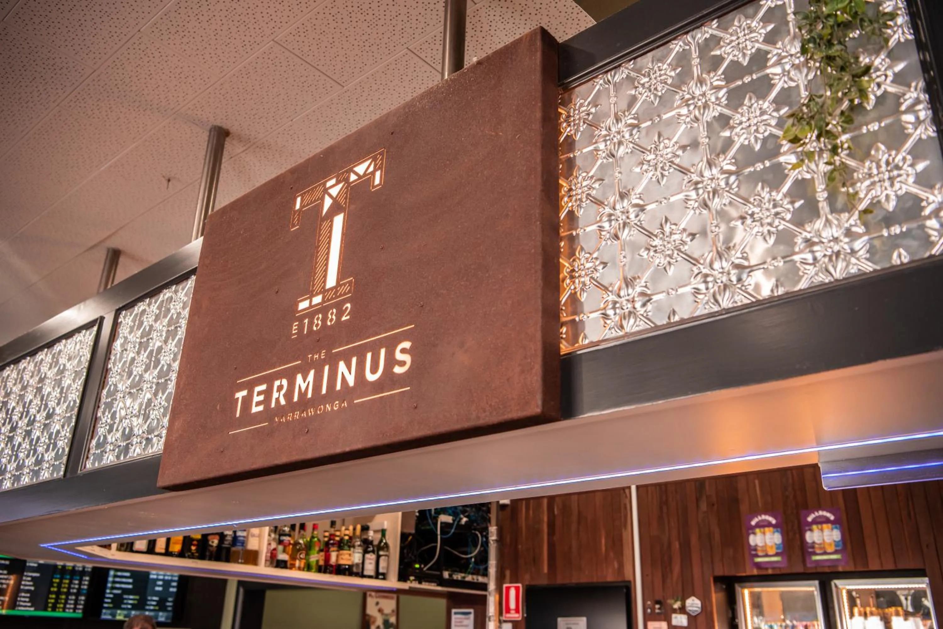 Lounge or bar in Terminus Hotel Yarrawonga