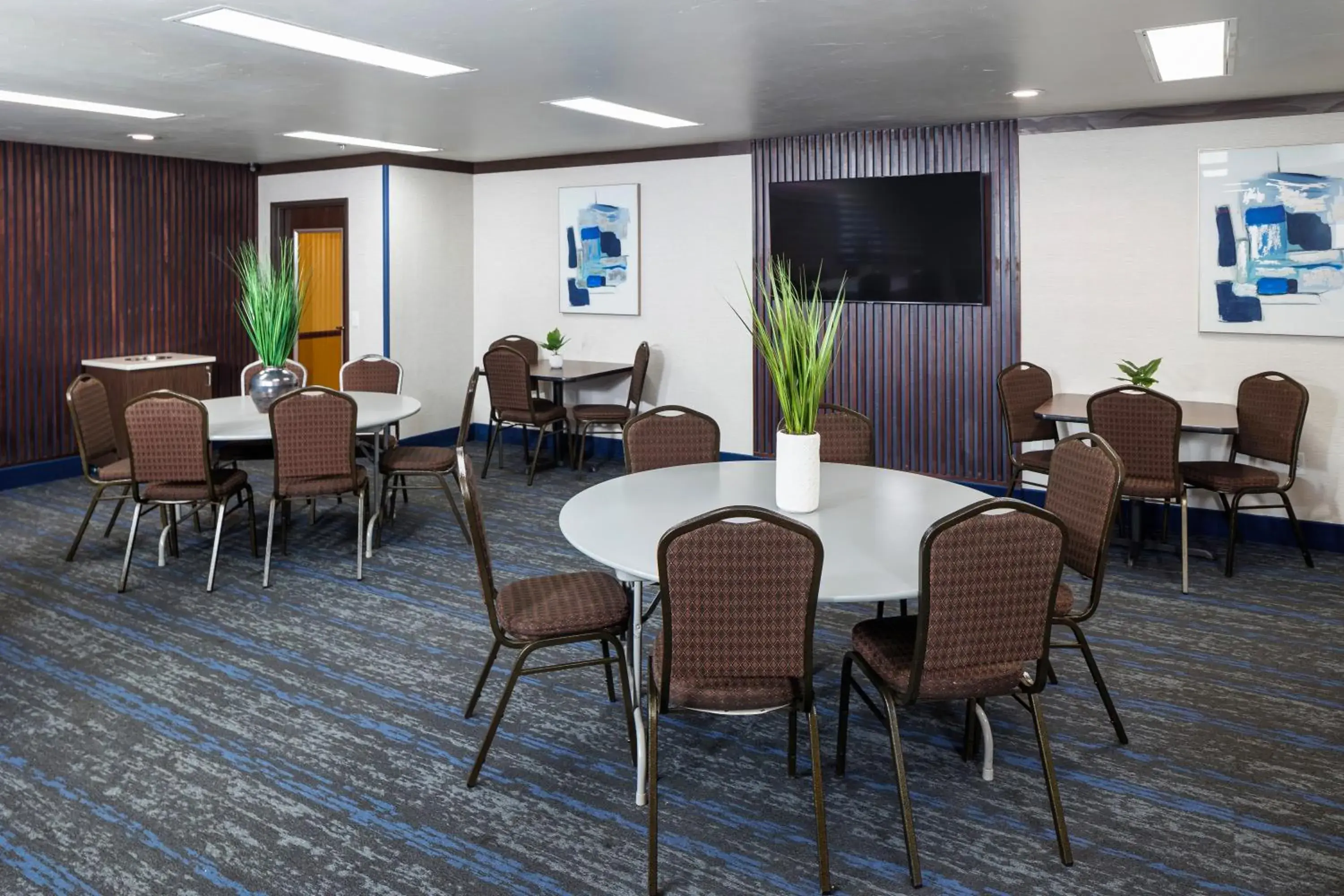 Breakfast in Hotel J Green Bay Breakfast in Hotel J Green Bay