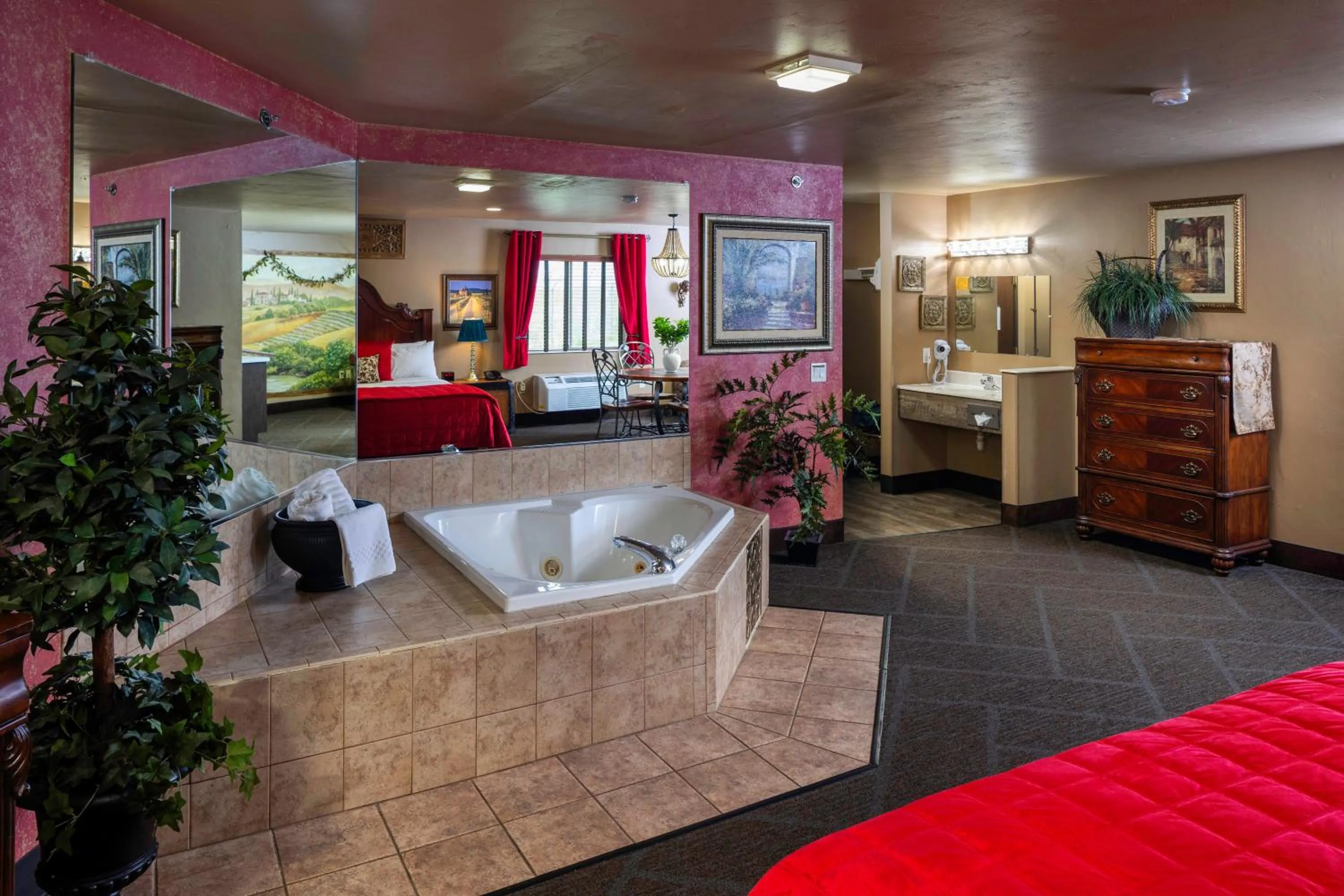 Hot Tub in Hotel J Green Bay