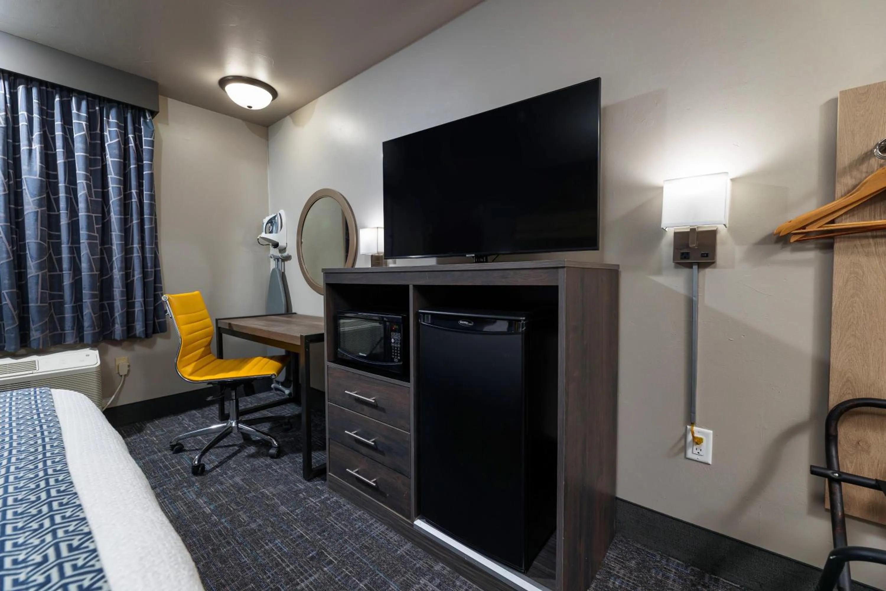 Bedroom in Hotel J Green Bay