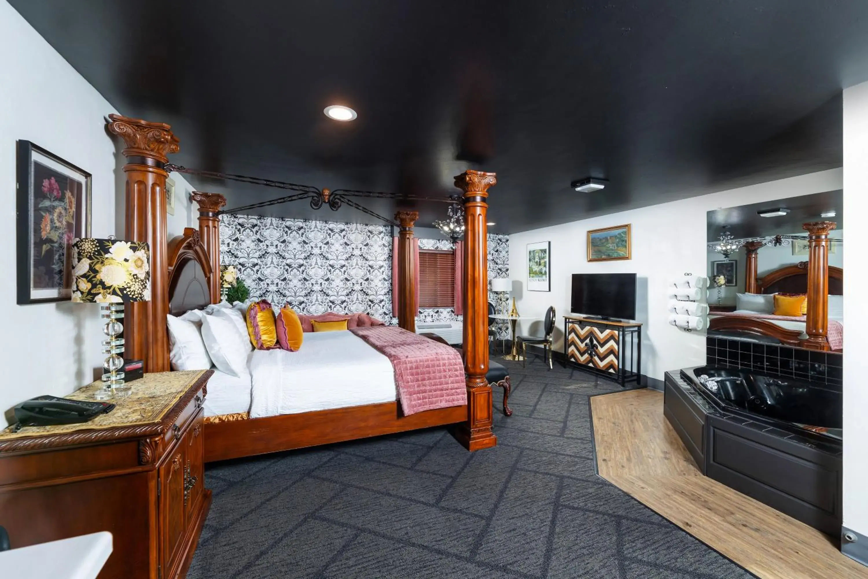 Bed in Hotel J Green Bay Bed in Hotel J Green Bay