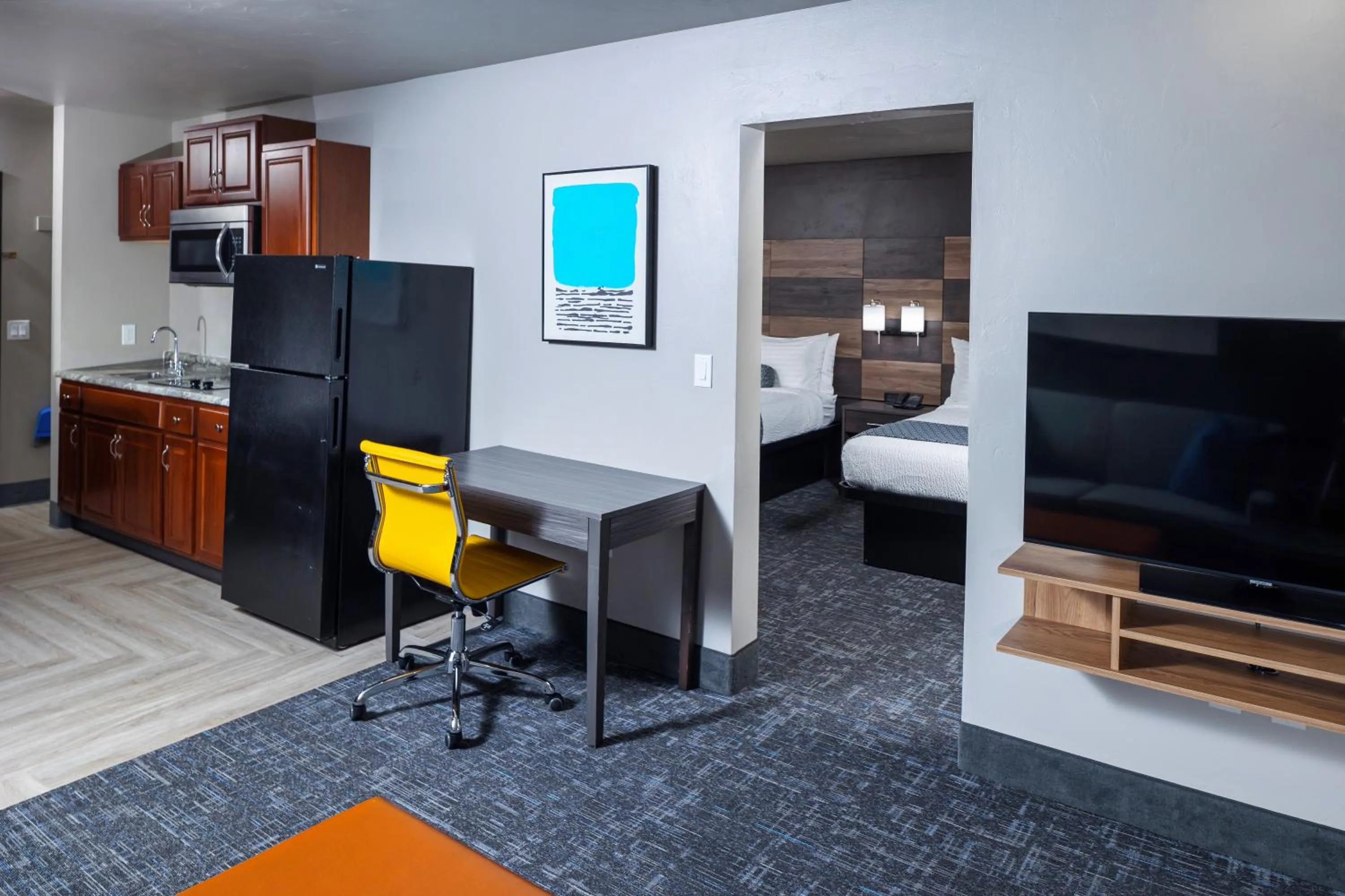 Living room, Bed in Hotel J Green Bay