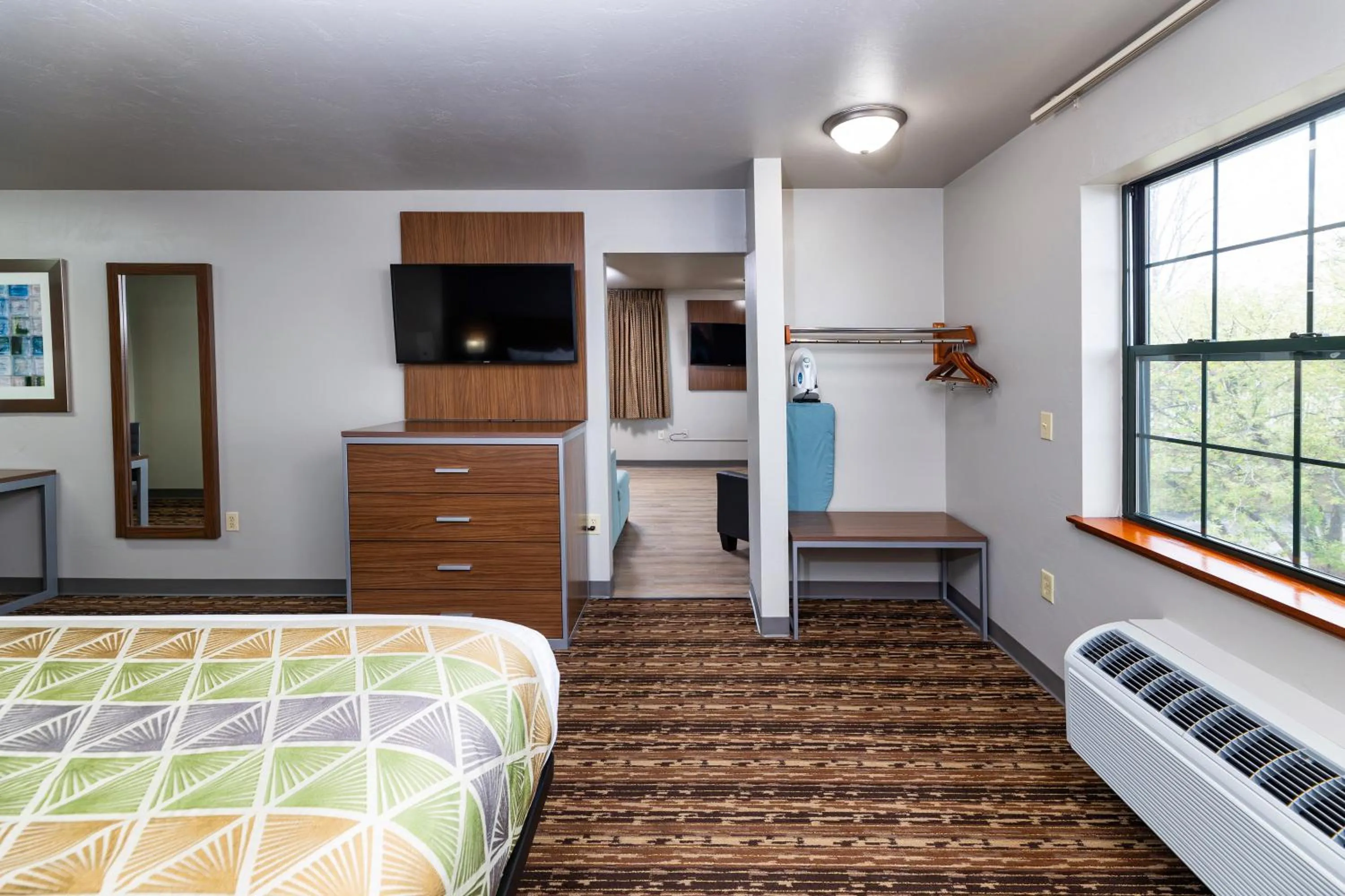 Guests, Bed in Extended Stay Airport