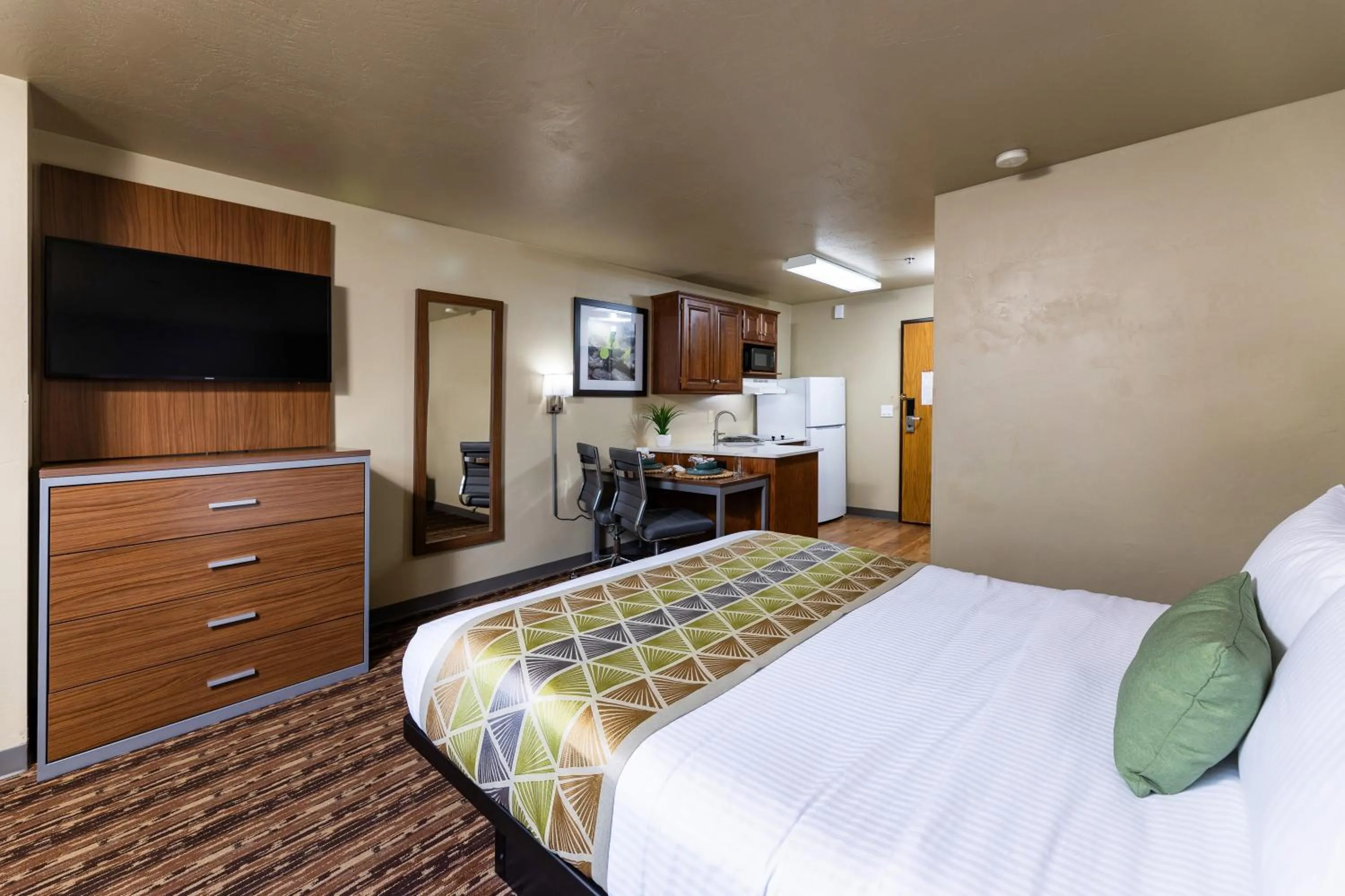Guests, Bed in Extended Stay Airport